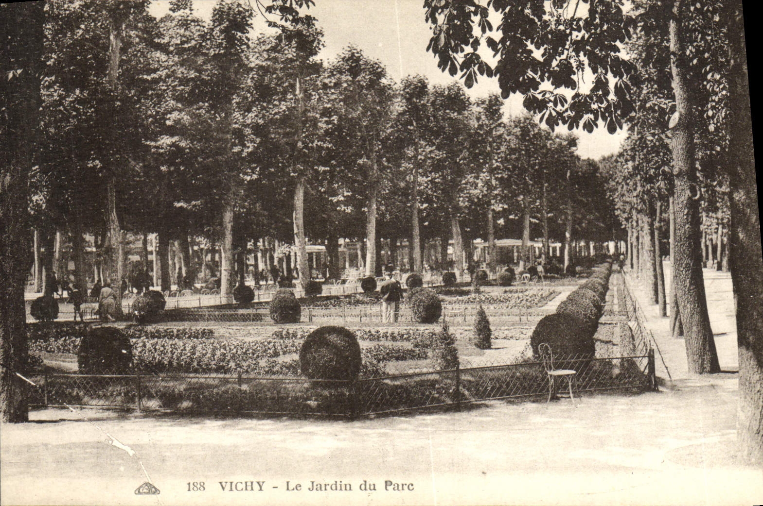 VINTAGE POSTCARD Vichy the Garden of the park
