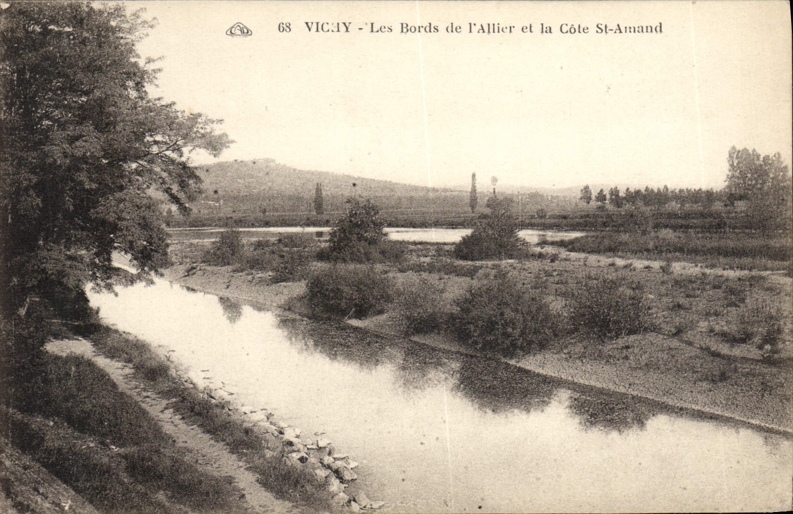 VINTAGE POSTCARD Vichy the edges of Allier and dimensions it St Amand