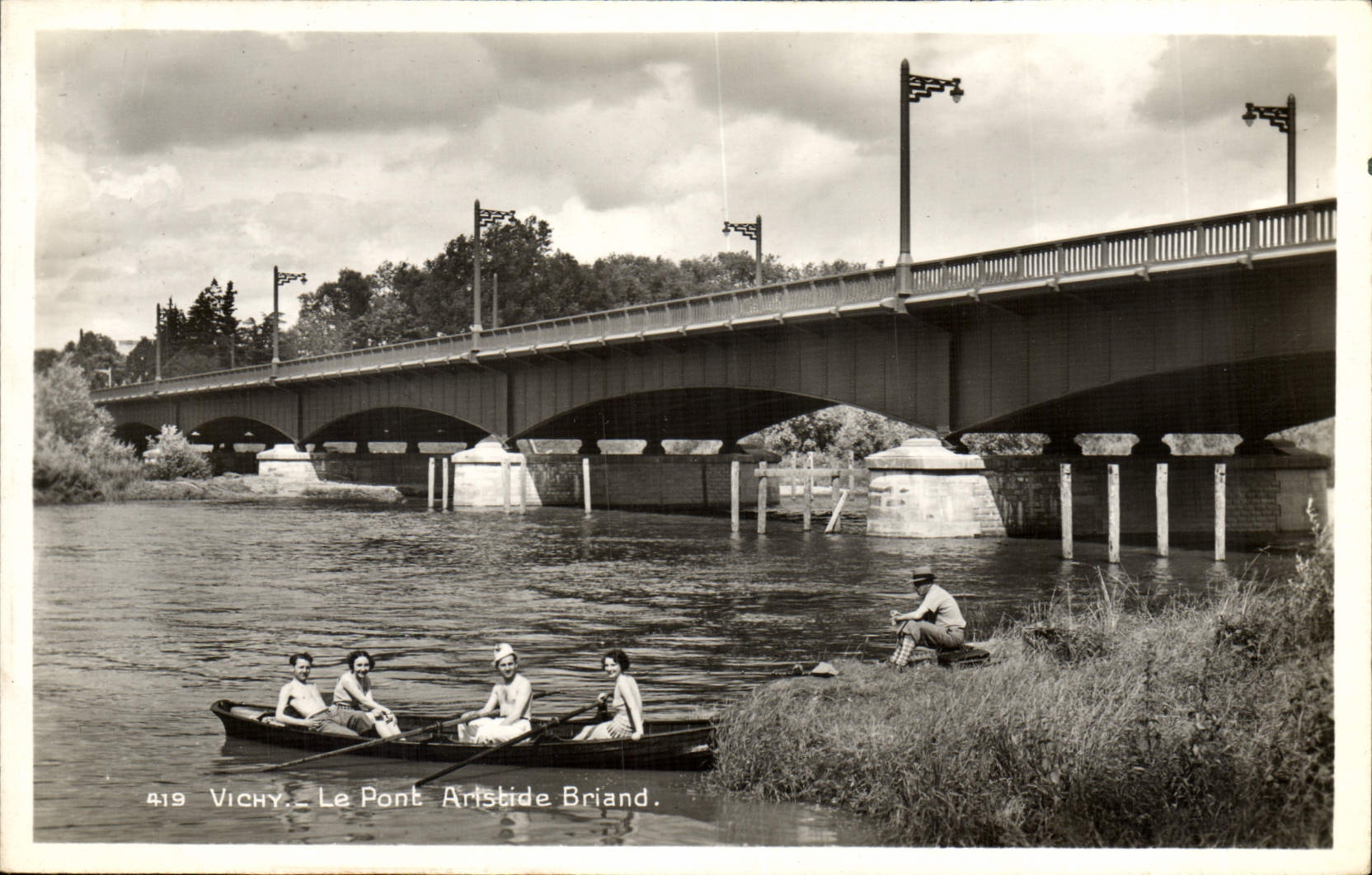 VINTAGE POSTCARD Vichy the Bridge Arlstide Briand