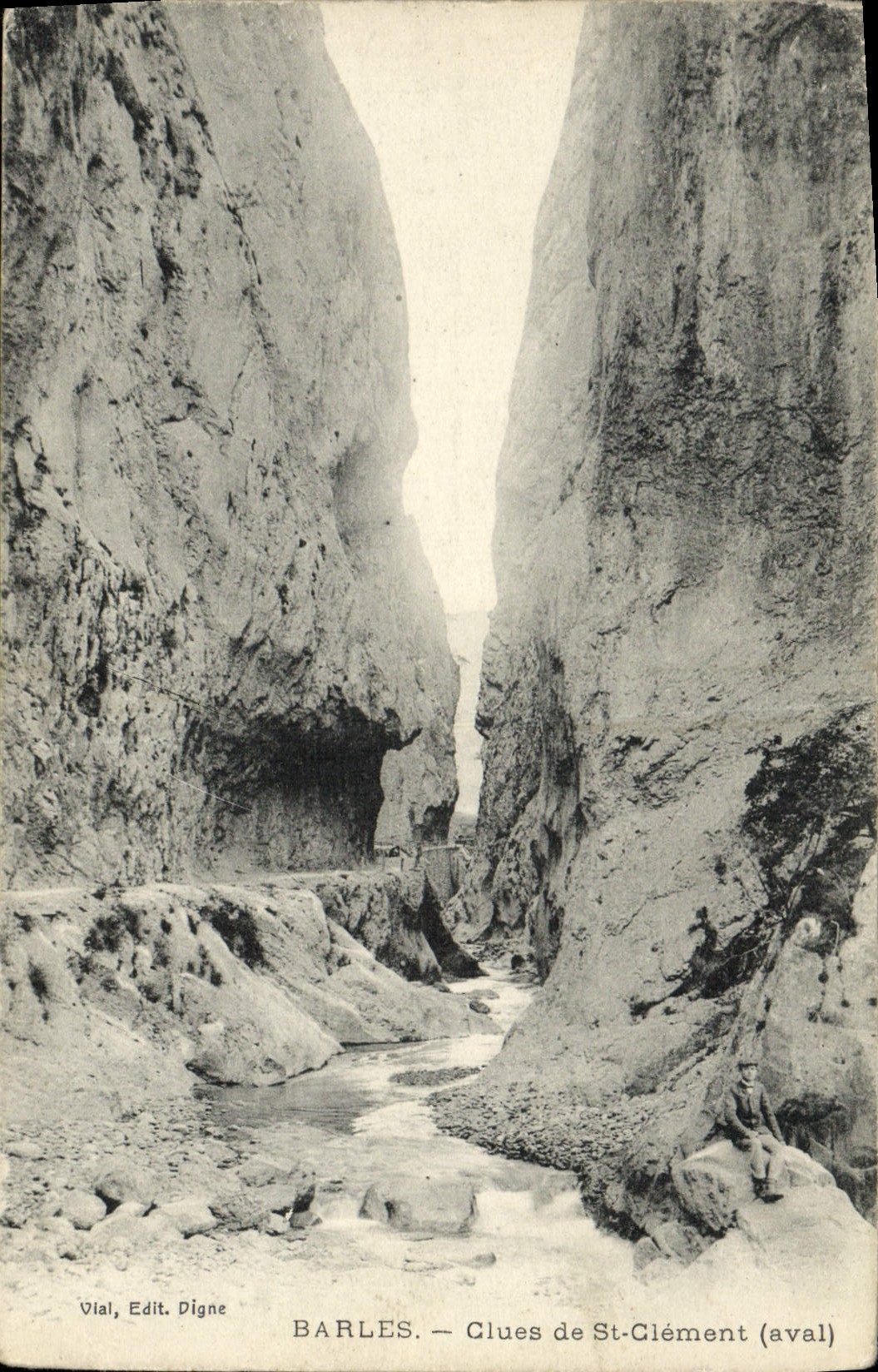 VINTAGE POSTCARD Barles Clues of lenient St