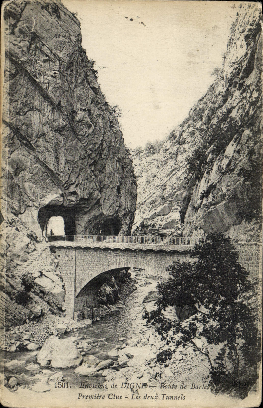 CPA Environs De Digne route de barles Premiere Clue Les deux tunnels
