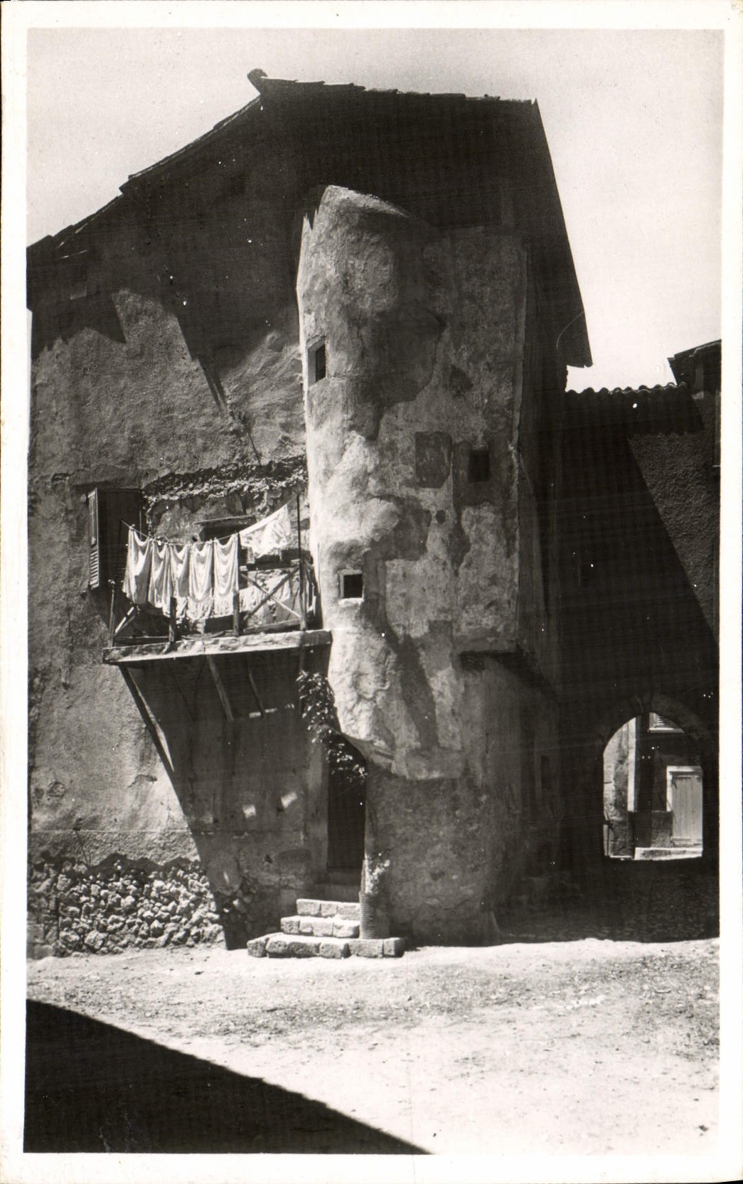 VINTAGE POSTCARD Moustiers Sainte Marie a Very Old House
