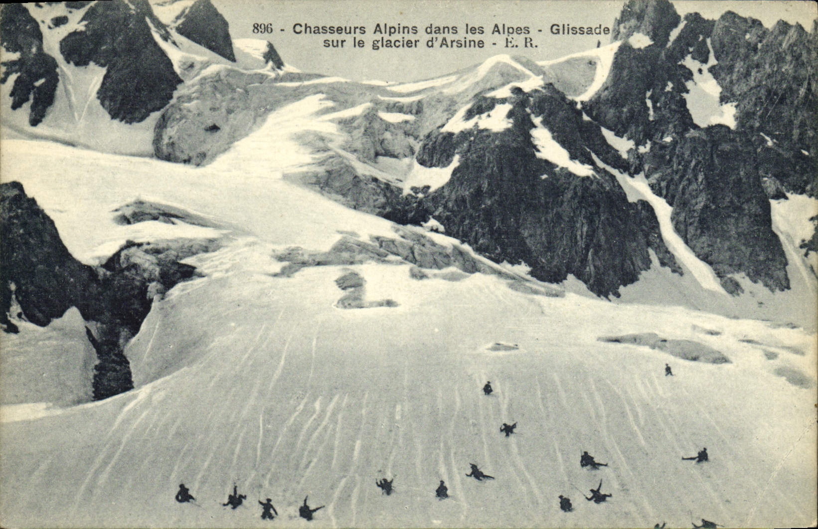 CPA Chasseurs Alpins Dans Les Alpes Glissade Sur le glacier d'Arsine Militaria