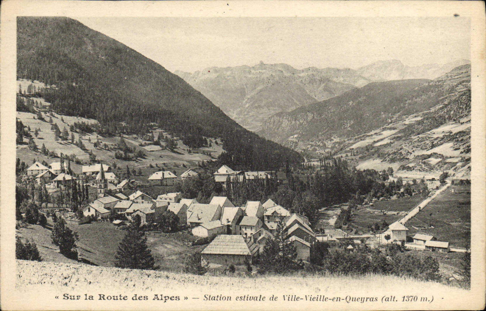 CPA Sur La Route Des Alpes Station Estivale DE Ville Vieille En Queyras