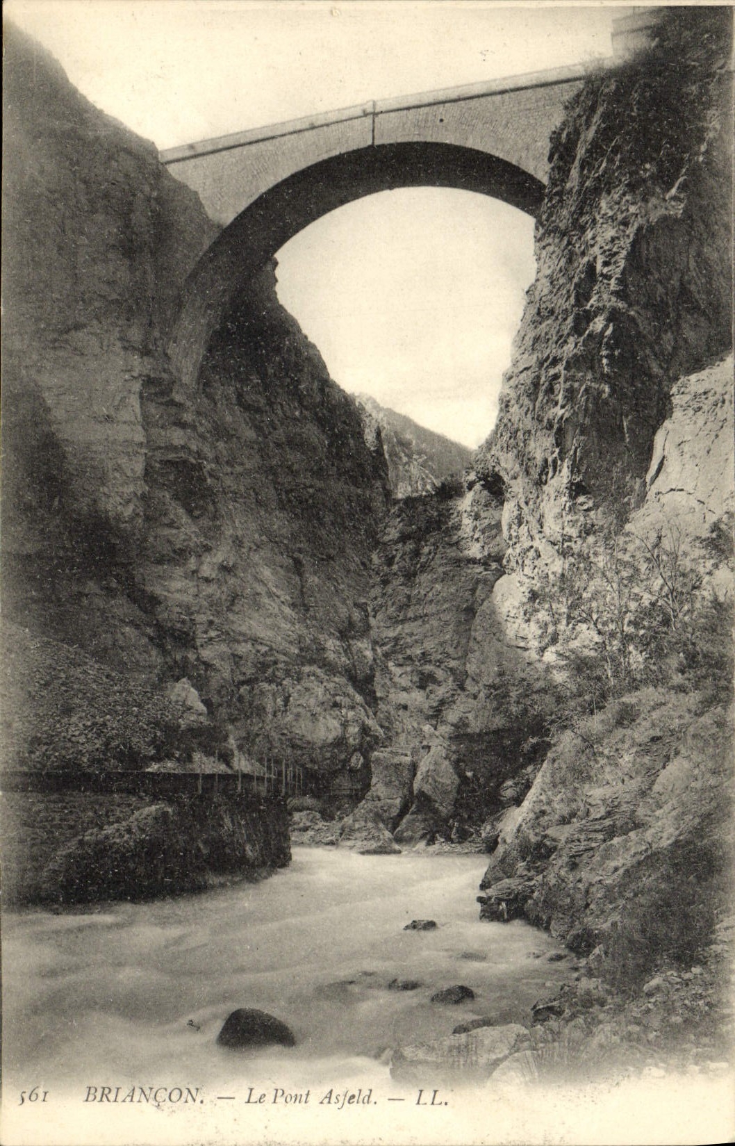 POSTAL Briançon de la VENDIMIA el puente de Asfeld