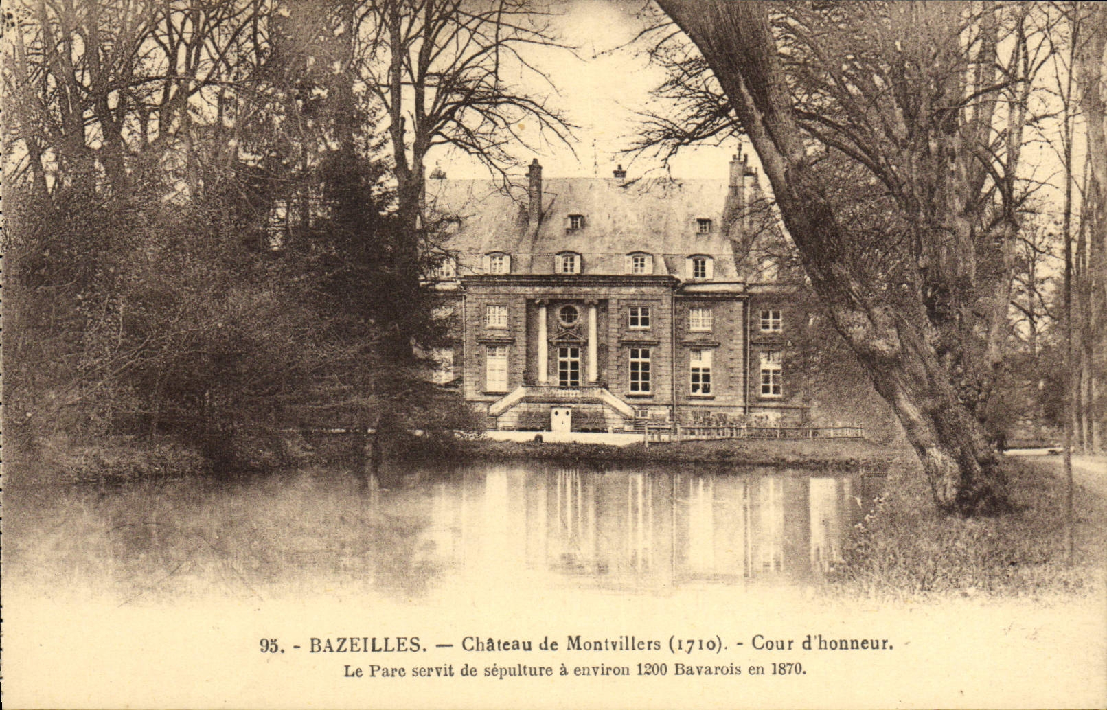 CPA Bazeilles Chateau De Montvillers Cour d'Honneur Militaria