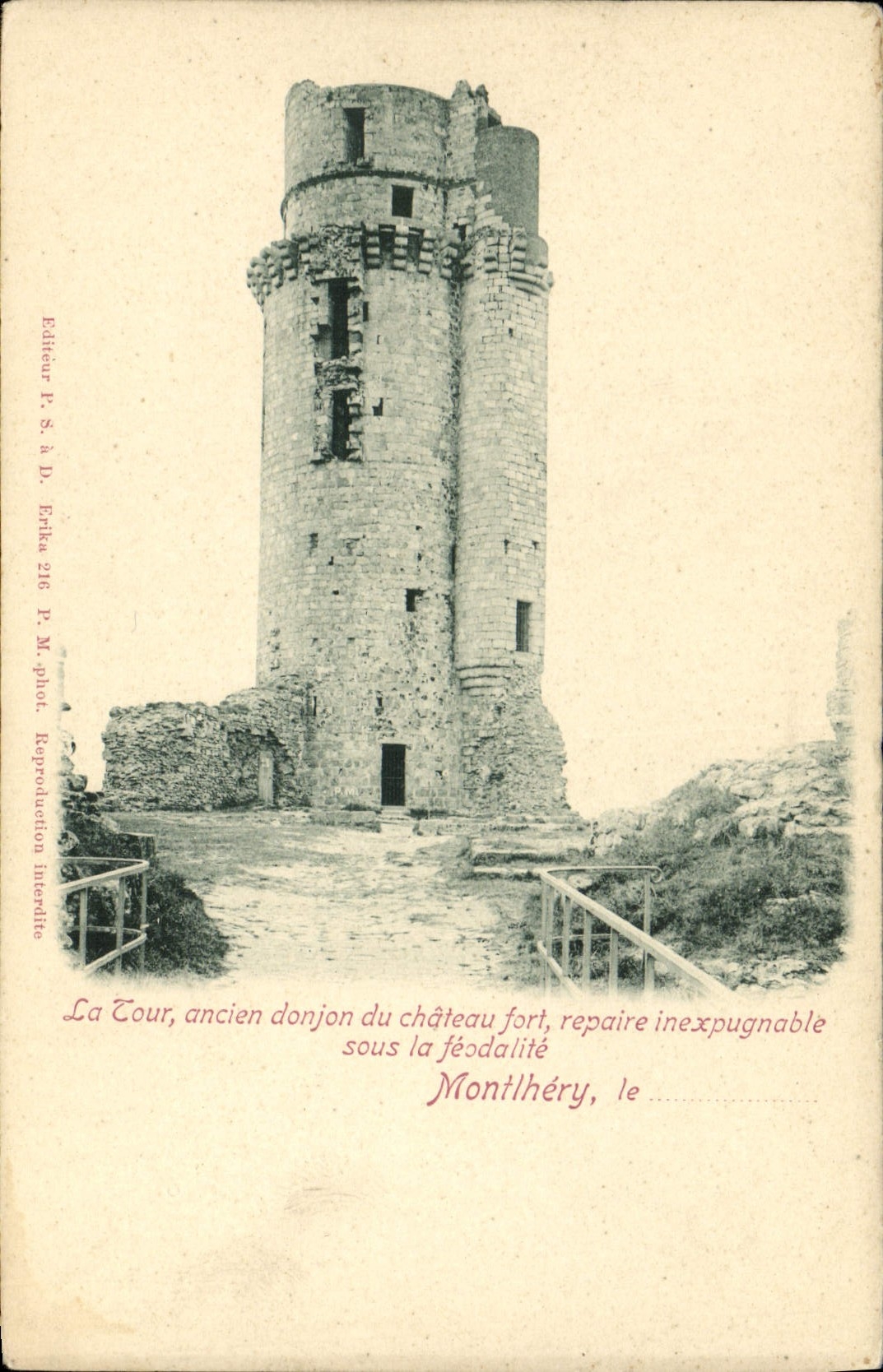 CPA La Cour Ancien Donjon Du Chateau Fort Montlhery