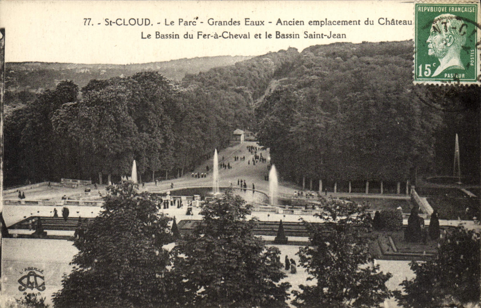 CPA St Cloud Le Parc Grande Eaux Ancien emplacement du Chateau Le bassin du Fer a Cheval et la bassin Saint James