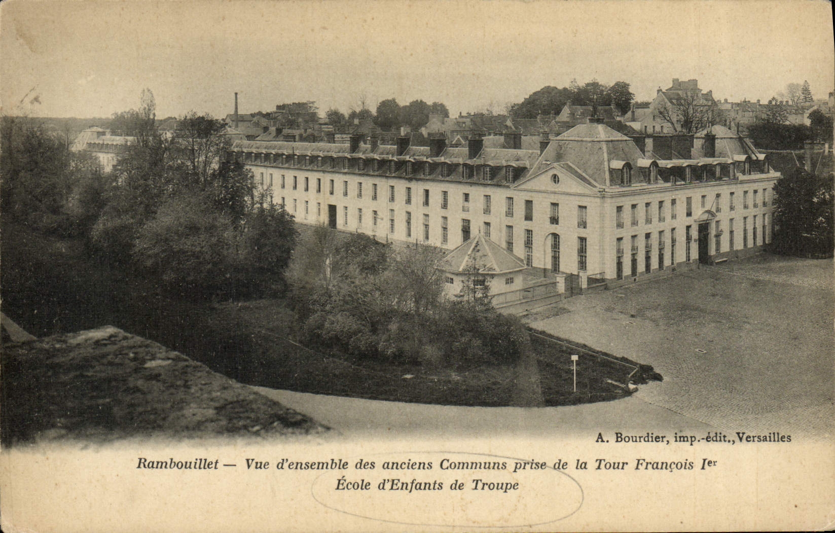 CPA RAmbouillet Vue d'ensemble des anciens communs prise de la Tour Francois 1er Ecole d'enfants de troupe