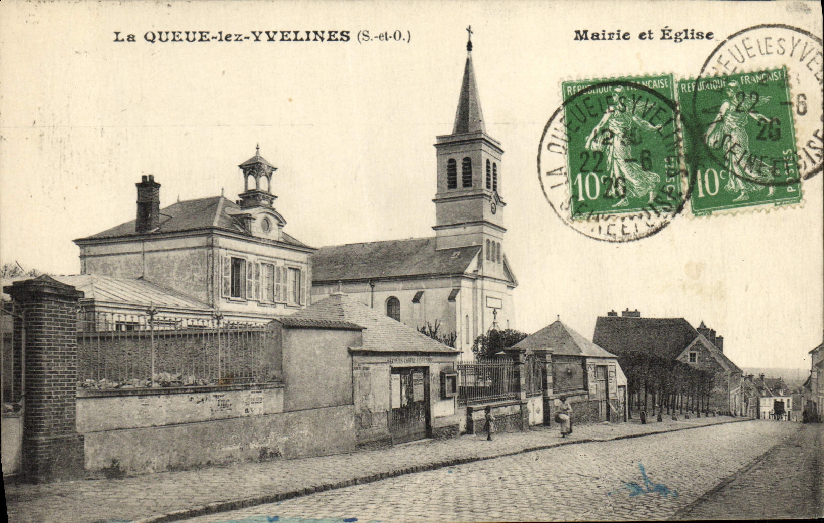 CPA La Queue lez Yvelines Mairie et eglise