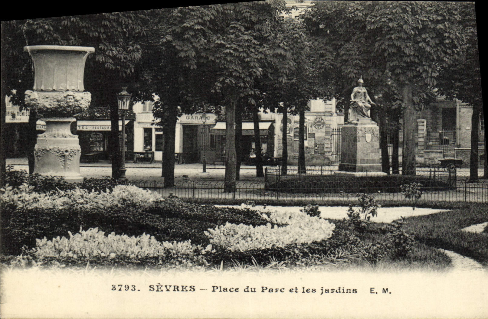 CPA Sevres Place du Parc et les Jardins 