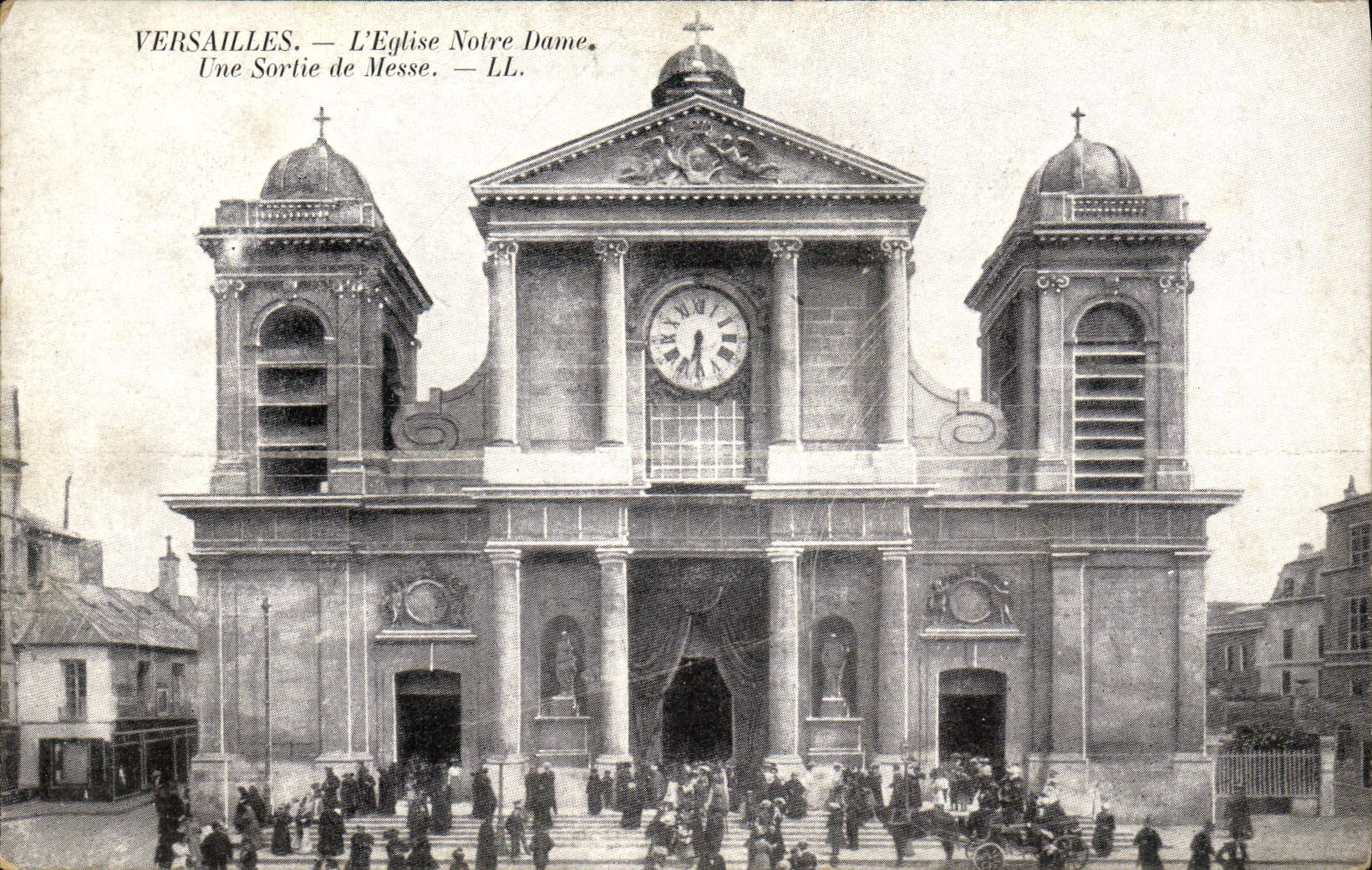 CPA Versailles L'Eglise Notre Dame Une Sortie de Messe