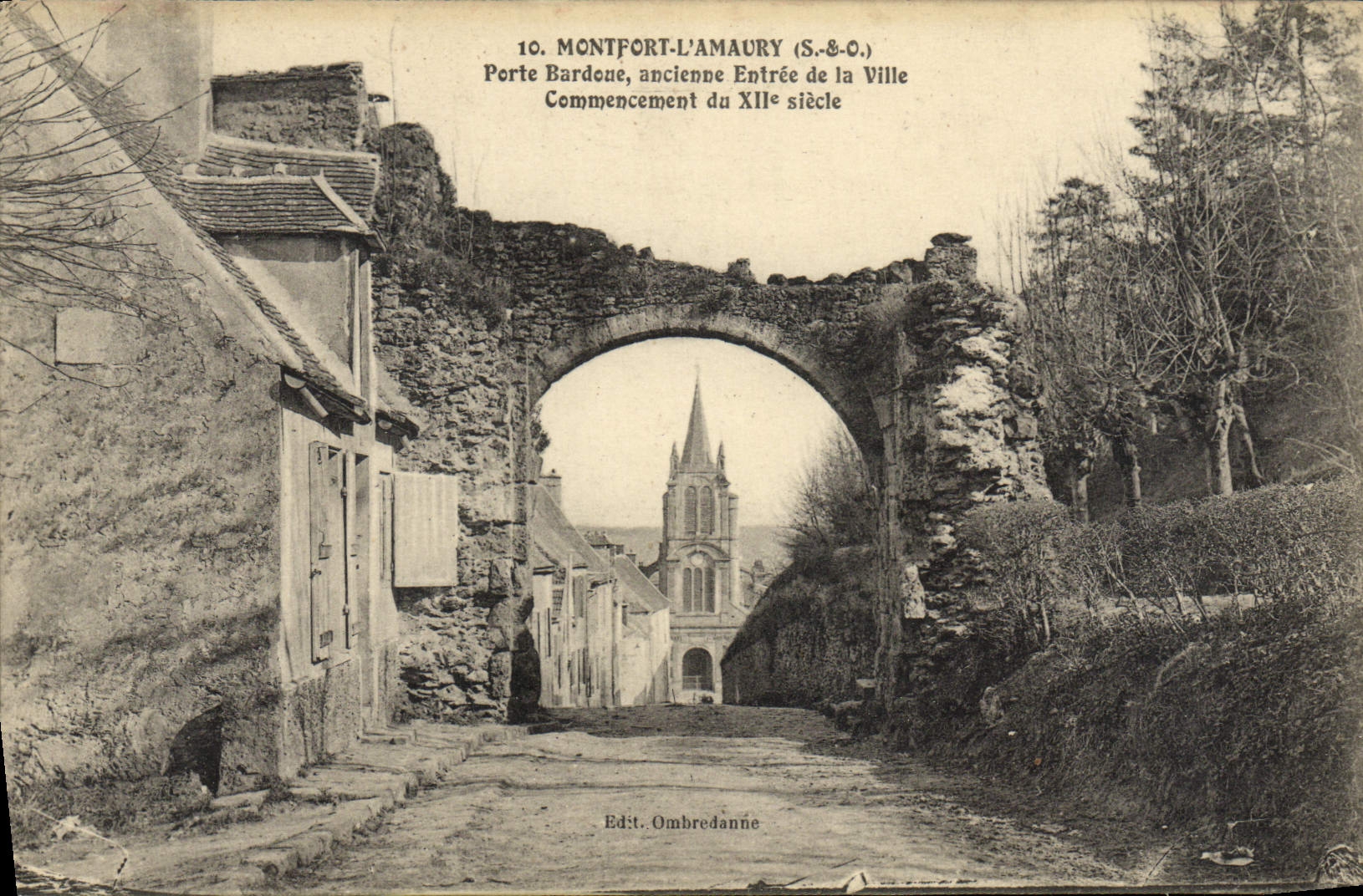 VINTAGE POSTCARD Montfort Amaury Carries Bardoue old entry of the city