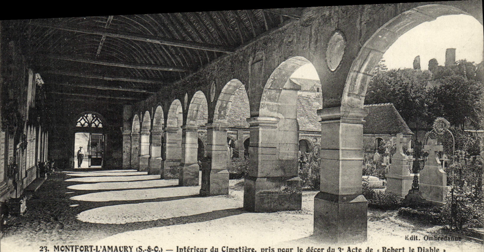 POSTAL Montfort Amaury interior de la VENDIMIA del cementerio tomado para la decoración del 3ro acto del diablo de Roberto