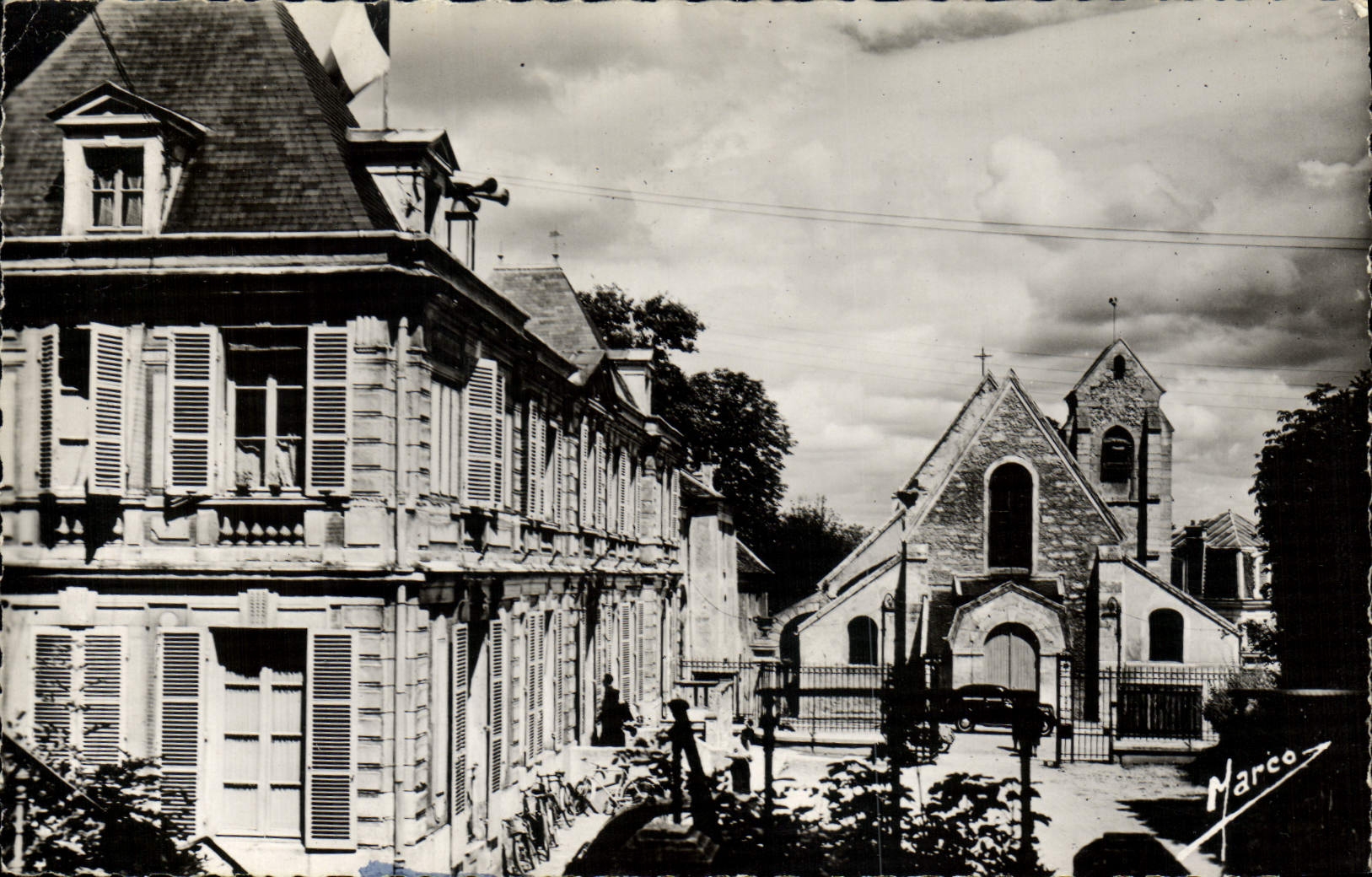 MODERN CARD Villeneuve King Eglise and Mairie of the Highland