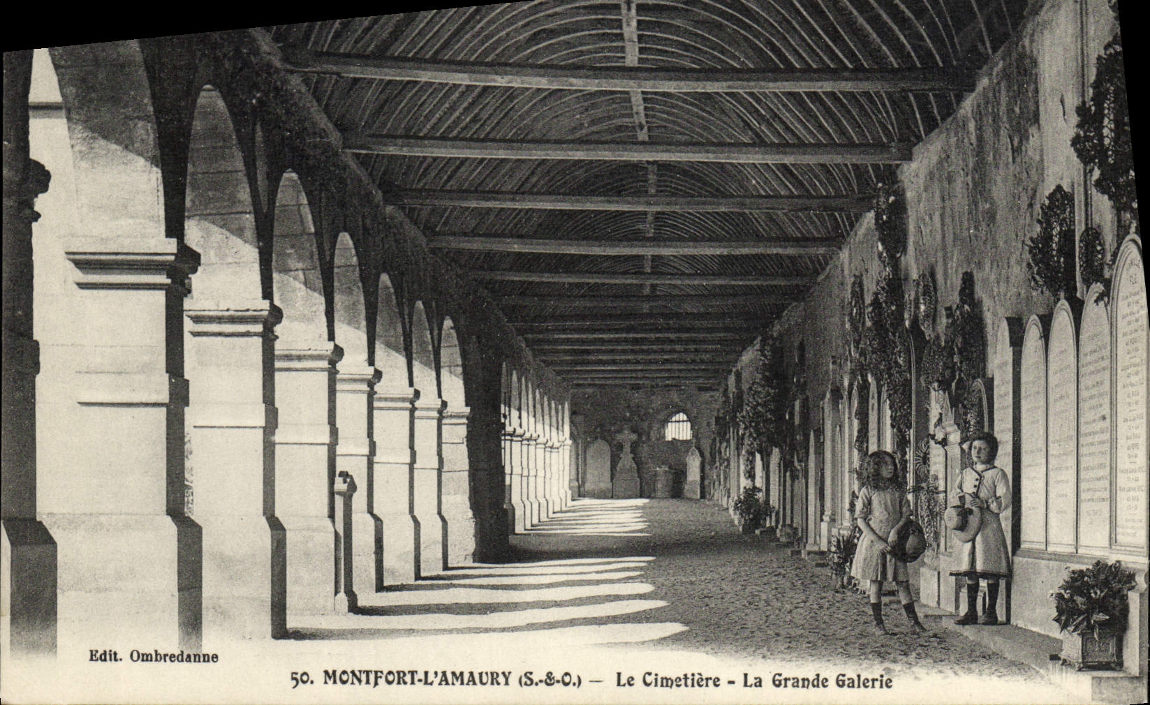 VINTAGE POSTCARD Montfort Amaury the Cemetery the Large Gallery Children