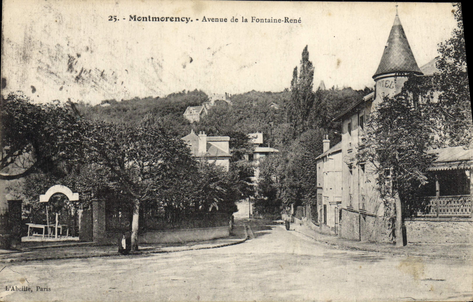 VINTAGE POSTCARD Montmorency Avenue of the Rene Fountain