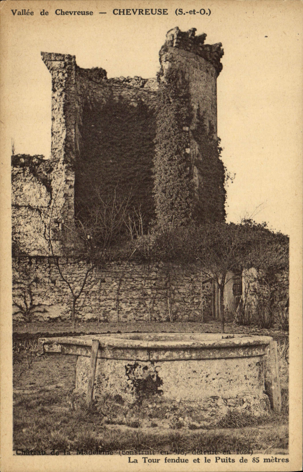 CPA Vallee de Chevreuse Chevreuse La tour fendue et le puits de 85 metres