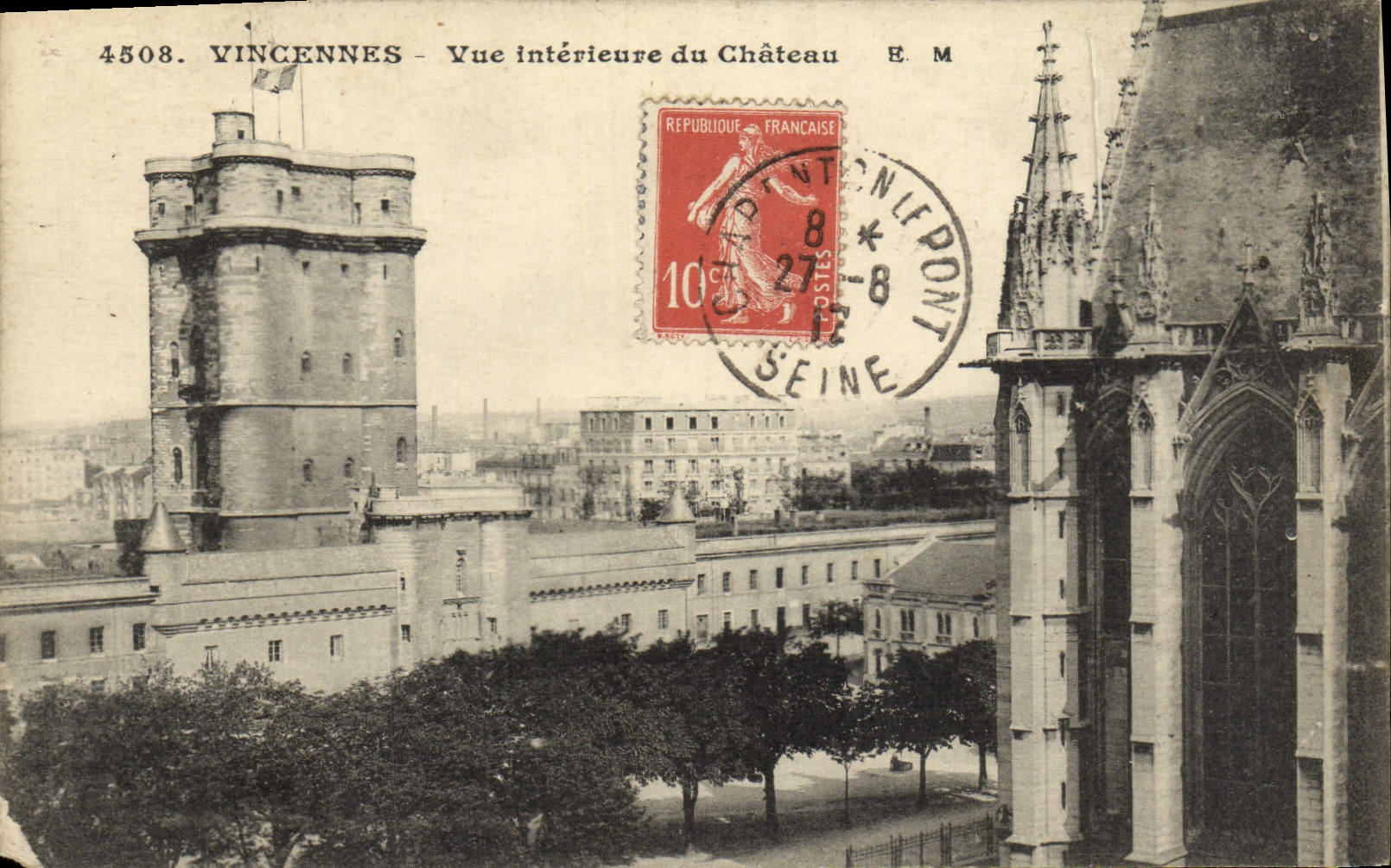 VINTAGE POSTCARD Vincennes Seen inetrieure of the castle