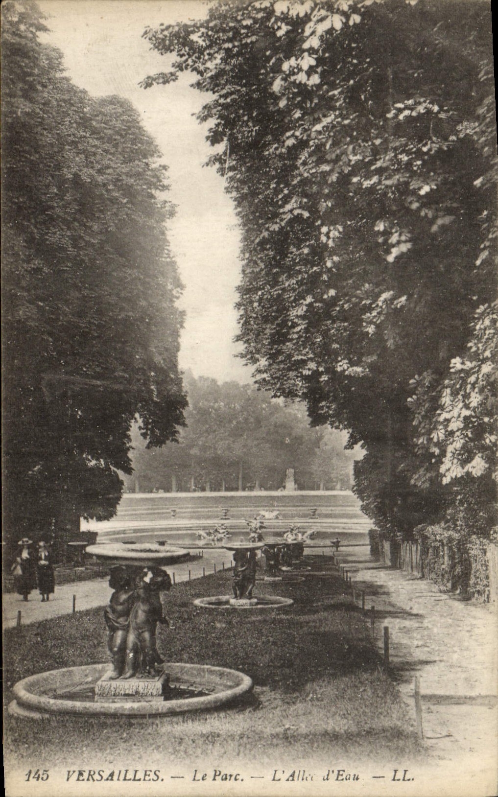 VINTAGE POSTCARD Versailles the Park the Water Alley