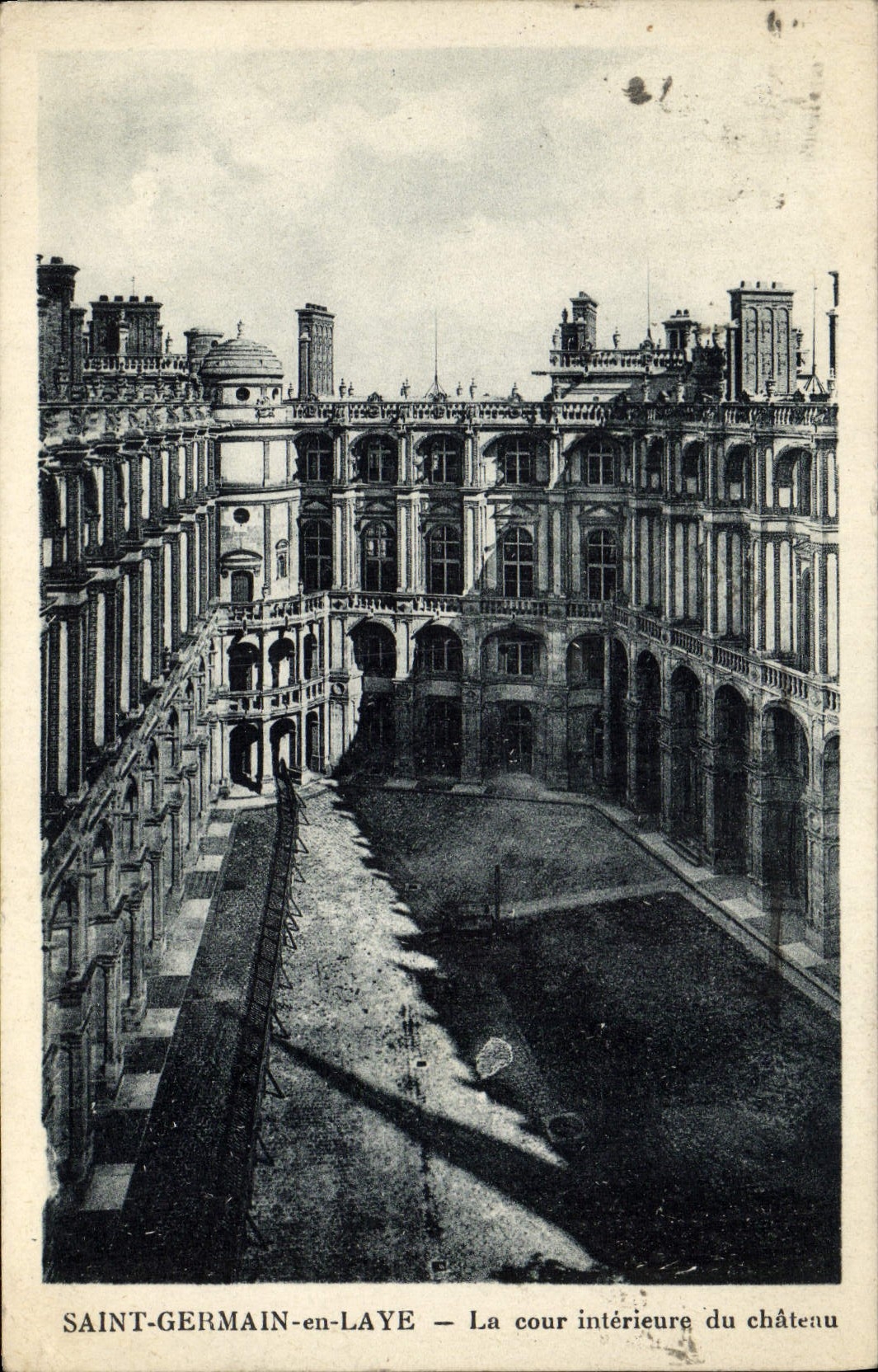 CPA Saint Germain En Laye La Cour Interieure du chateau