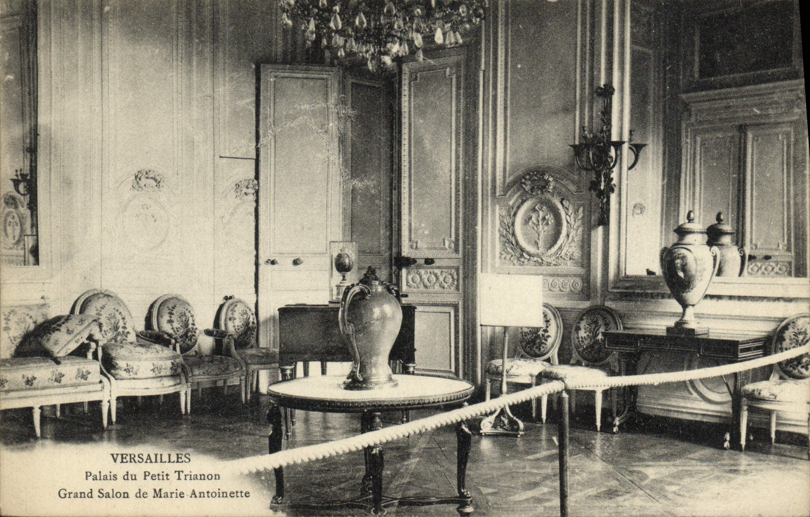 VINTAGE POSTCARD Versailles Palate Of Small Trianon Large living room of Marie Antoinette