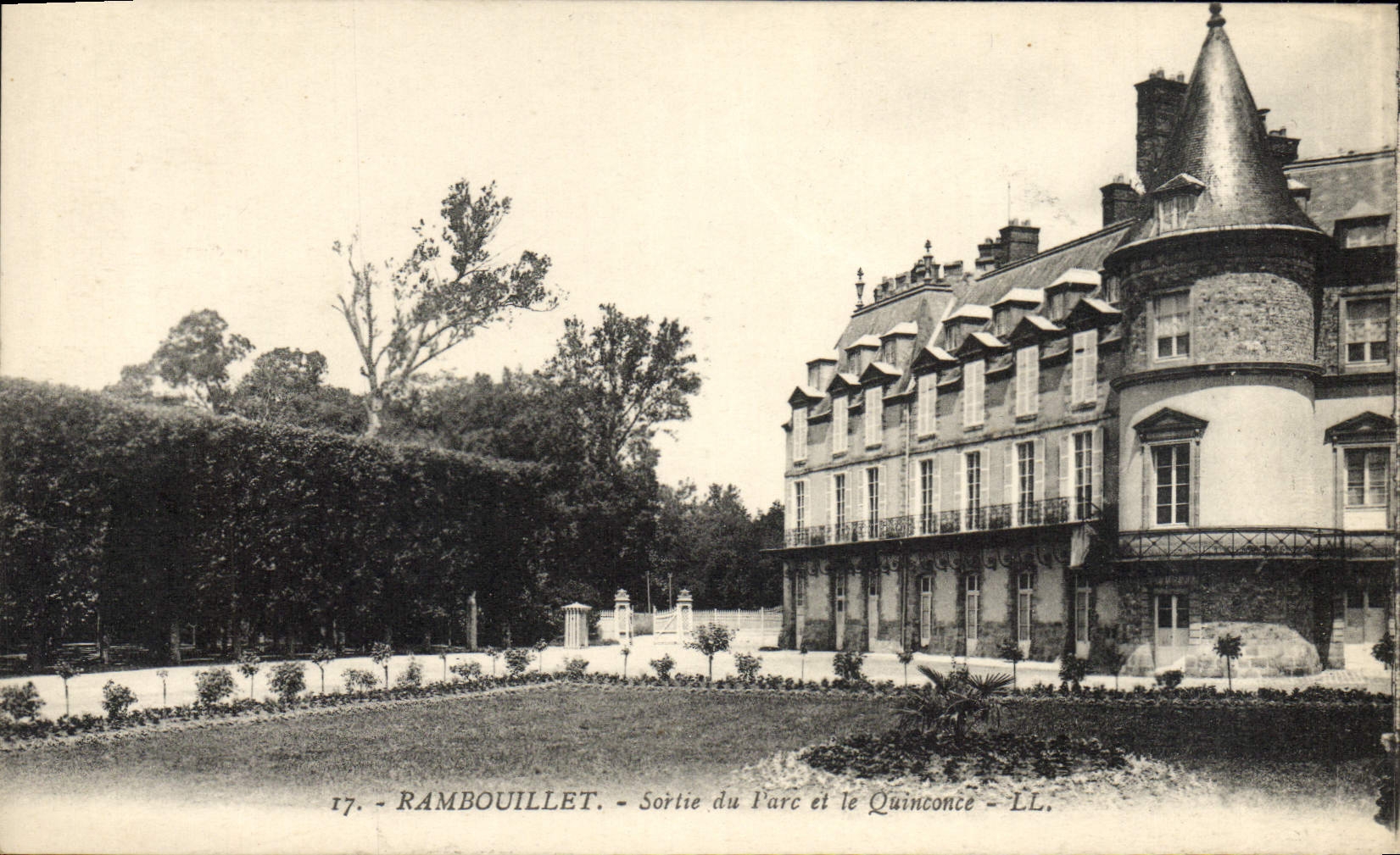 CPA Rambouillet sortie du Parc et le Quinconce