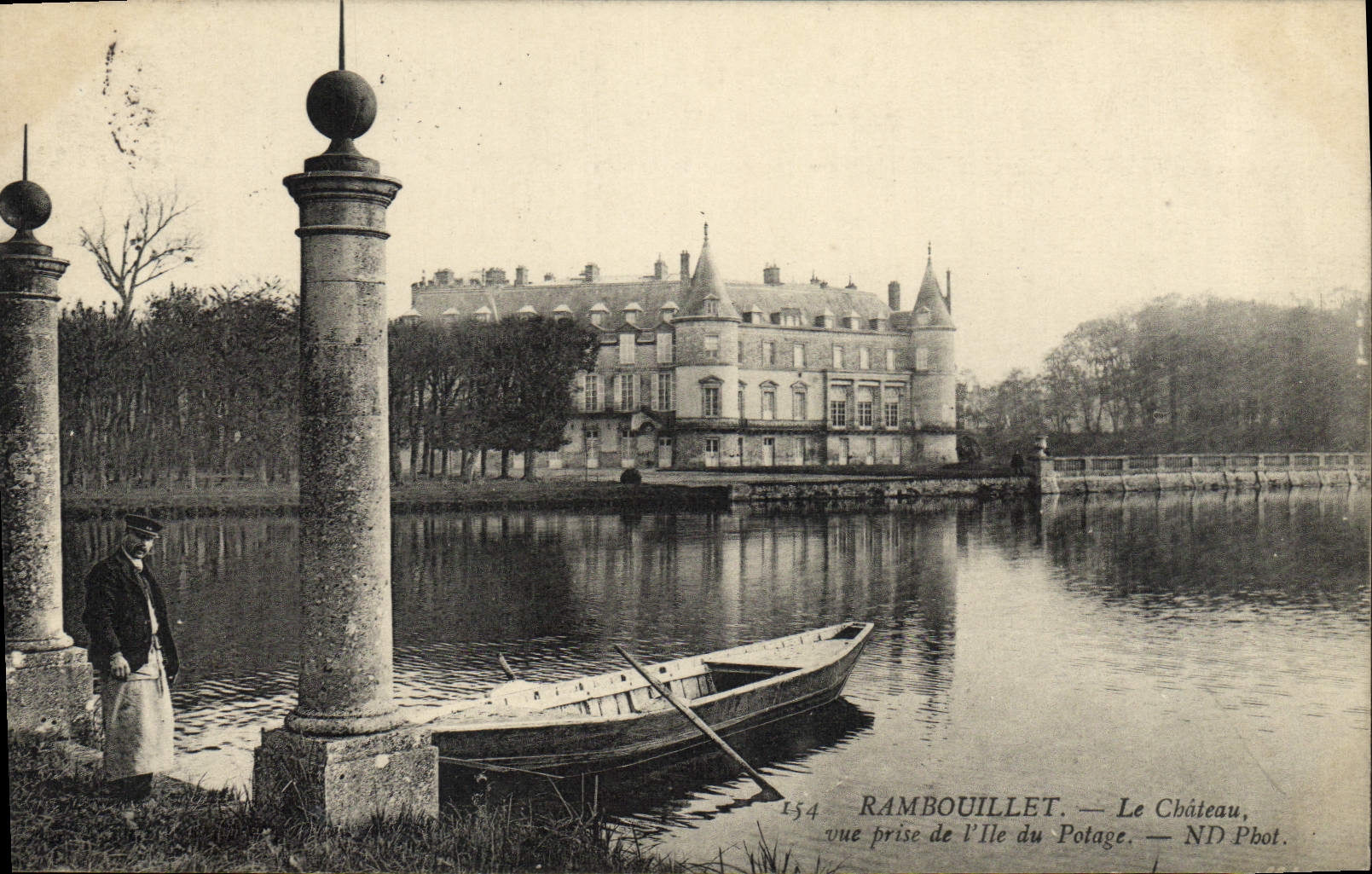 CPA Rambouillet Le Chateau Vue prise de l'iie du potage