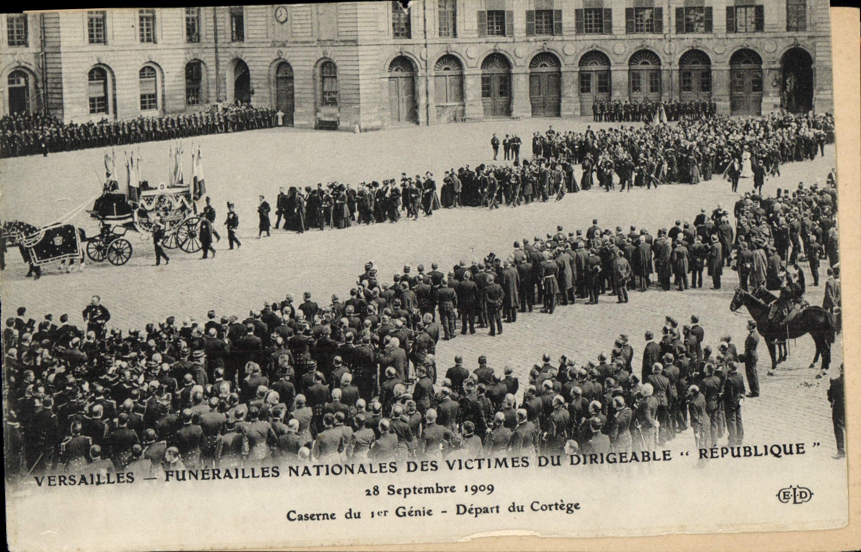 CPA Versailles Funerailles Nationales des Victimes Du Dirigeable Republique 28 septembre 1909 Caserne du 1er Genie