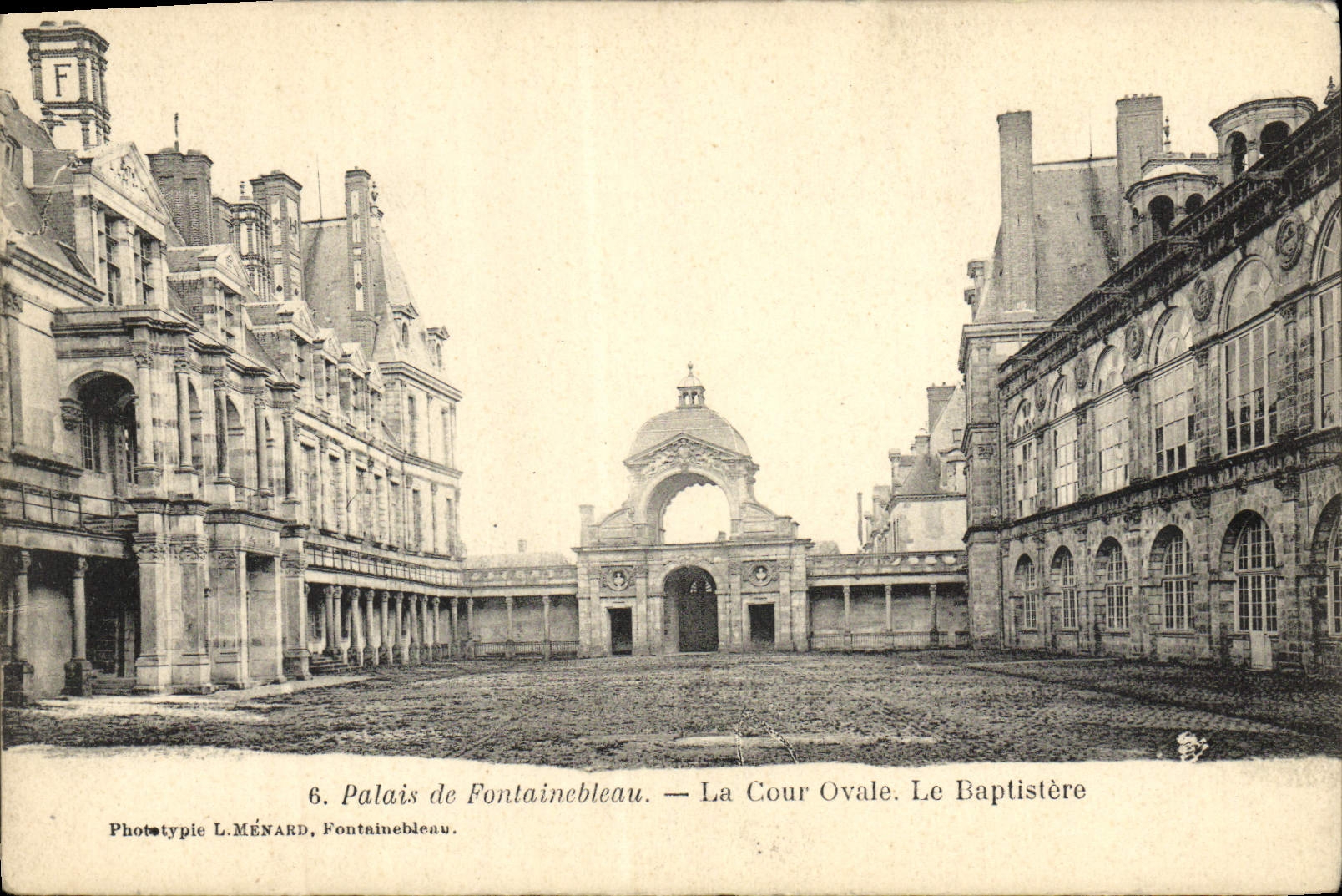 VINTAGE POSTCARD Palate De Fontainebleau Oval Court the Baptistry