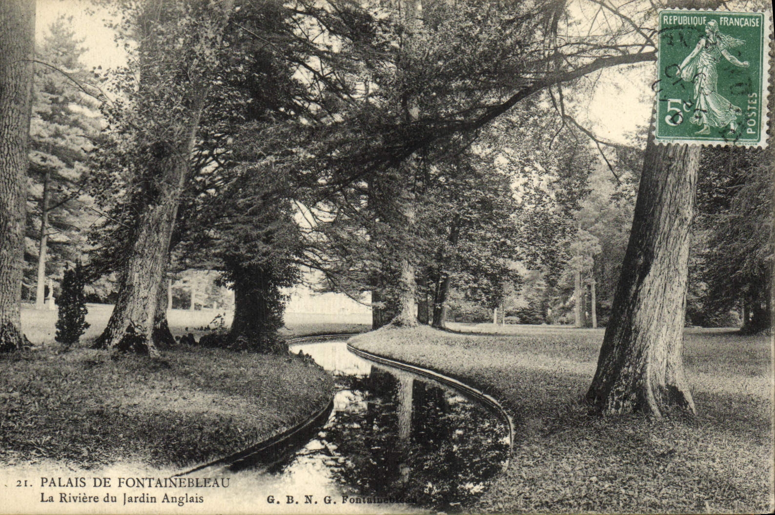 VINTAGE POSTCARD Palate De Fontainebleau the River of the English garden