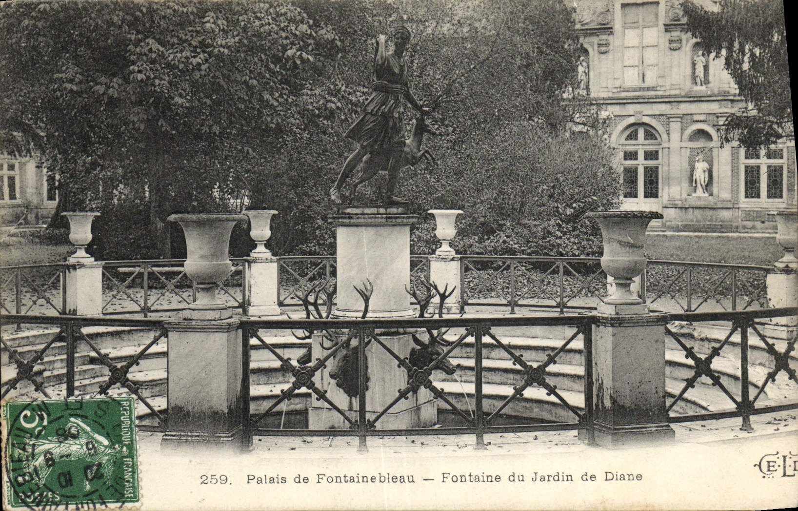 CPA Palais De Fontainebleau Fontaine Du Jardin De Diane