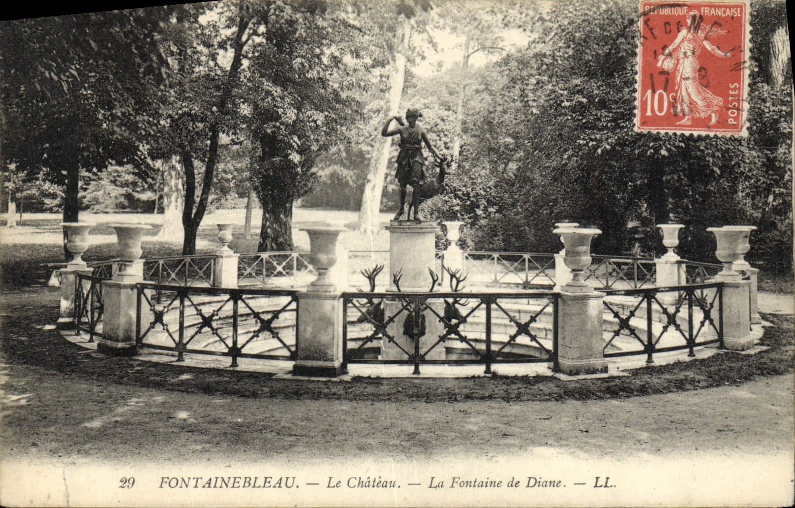 CPA Fontainebleau Le Chateau La Fontaine De Diane
