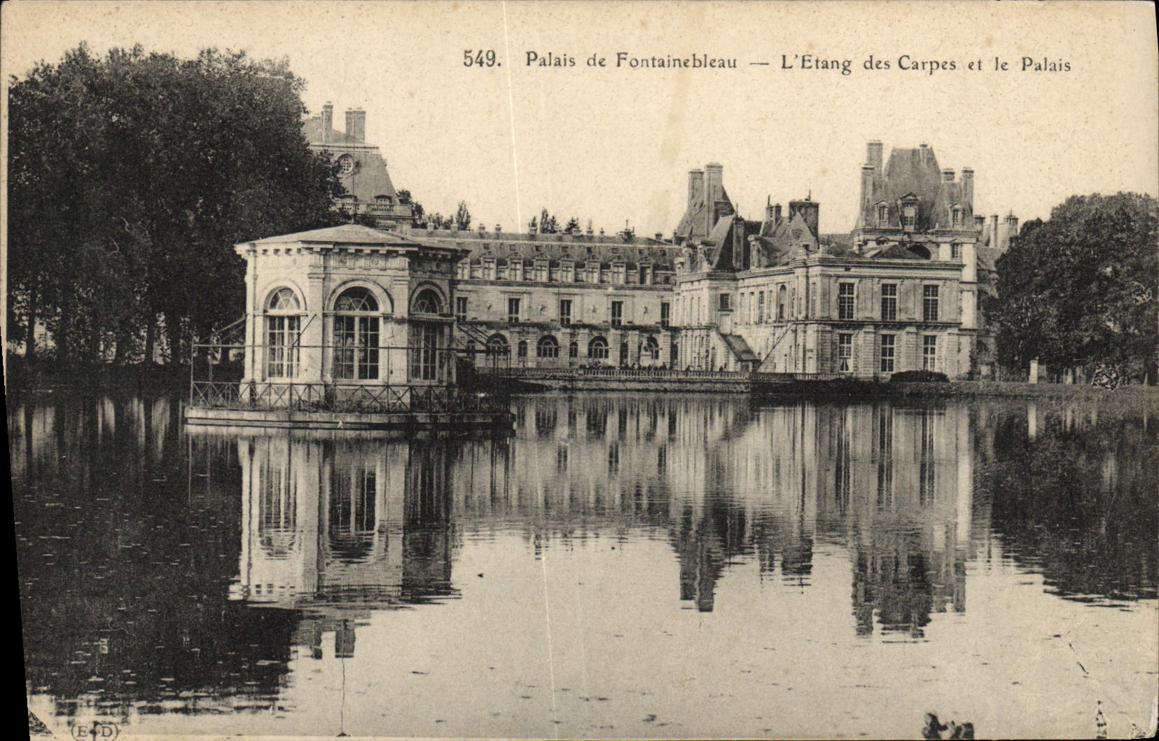 CPA Palais De Fontainebleau L'Etang Des Carpes et le palais