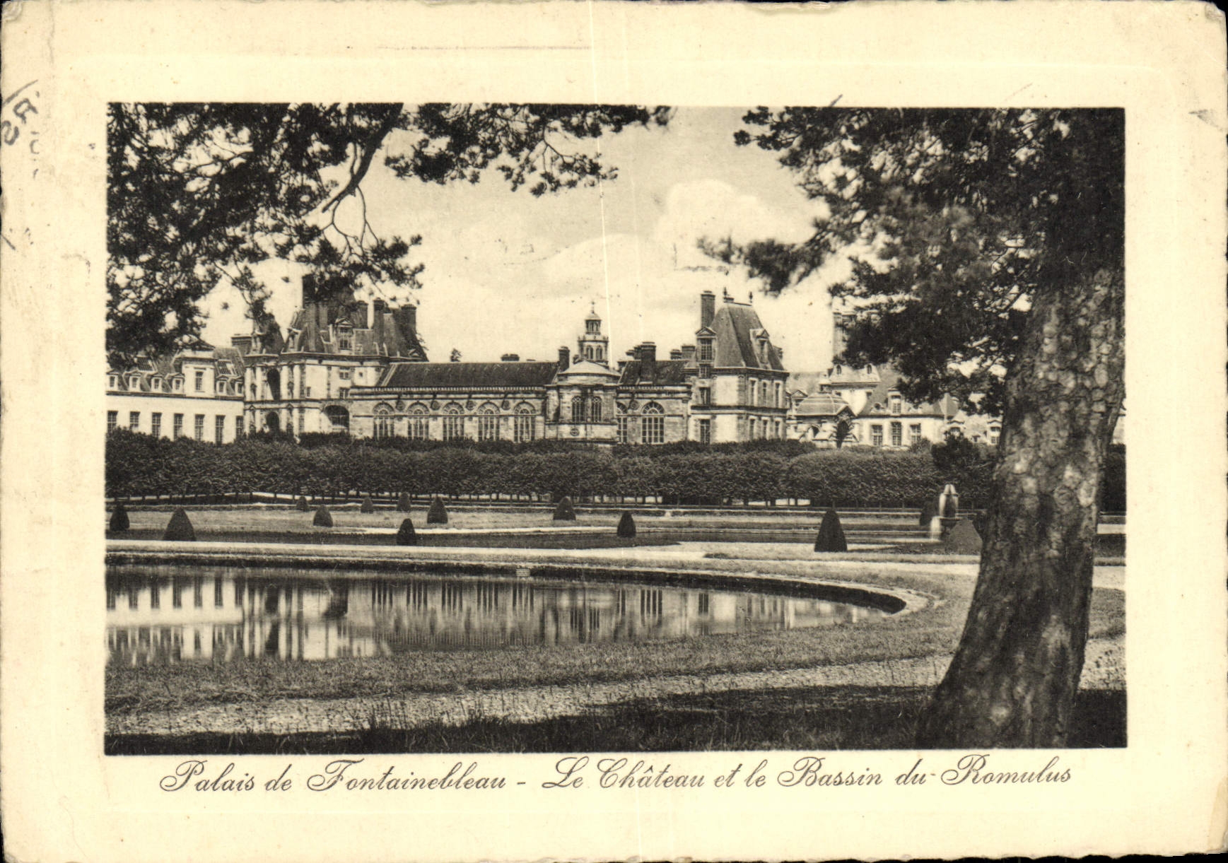 VINTAGE POSTCARD Palate De Fontaiebleau the Castle and the basin of Romulus