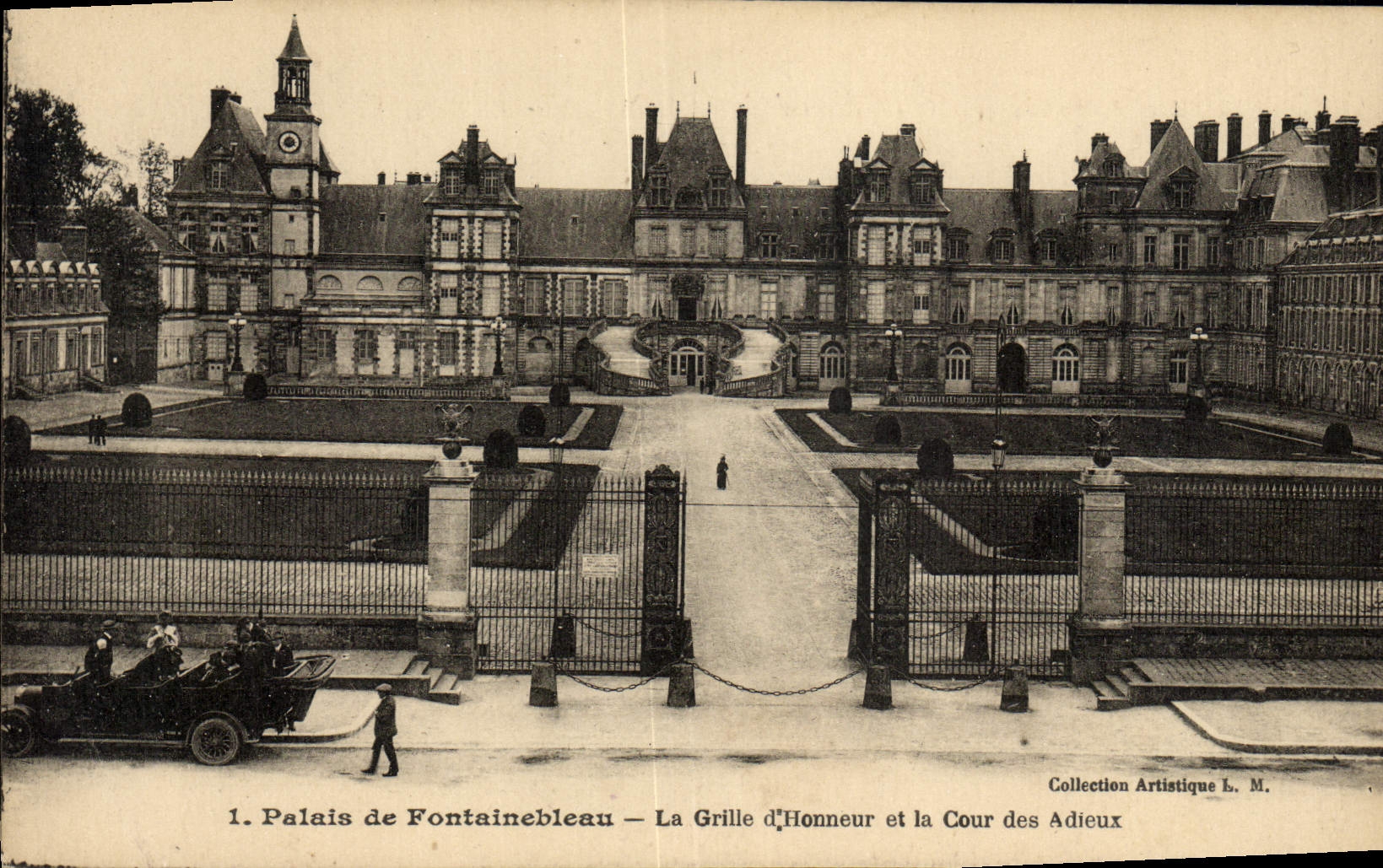 CPA Palais De Fontainebleau La Gare d'Honneur et la cour des adieux