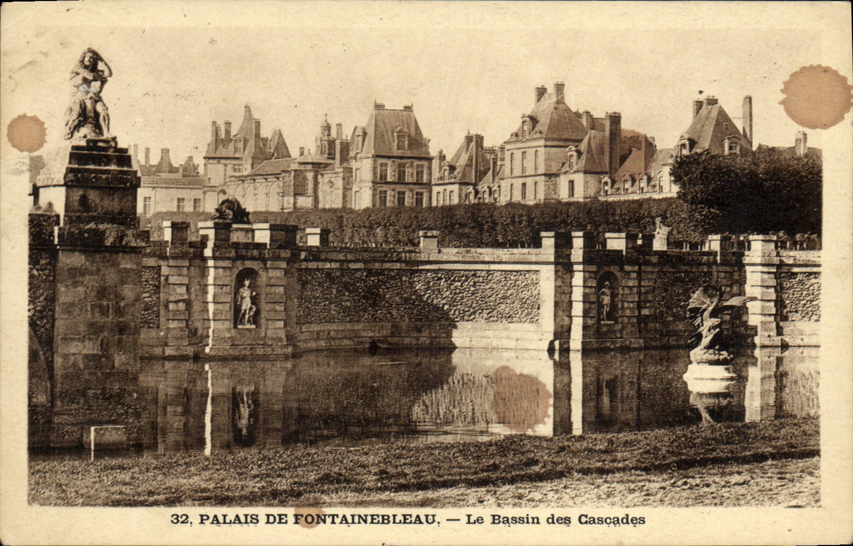 VINTAGE POSTCARD Palate De Fontainebleau the Basin Of the Cascades