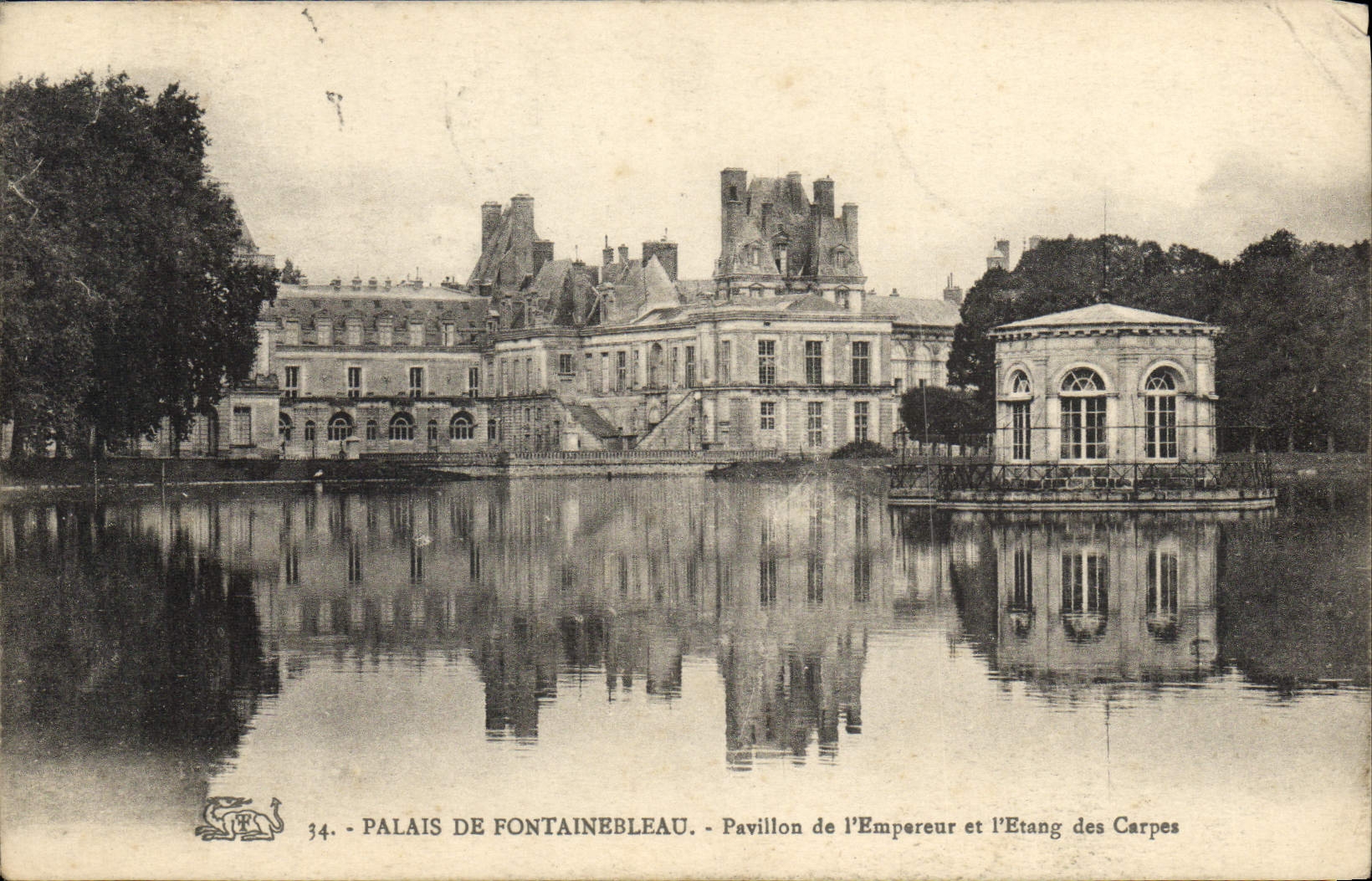 VINTAGE POSTCARD Palate De Fontainebleau House Of the Emperor And the Pond Of Carps