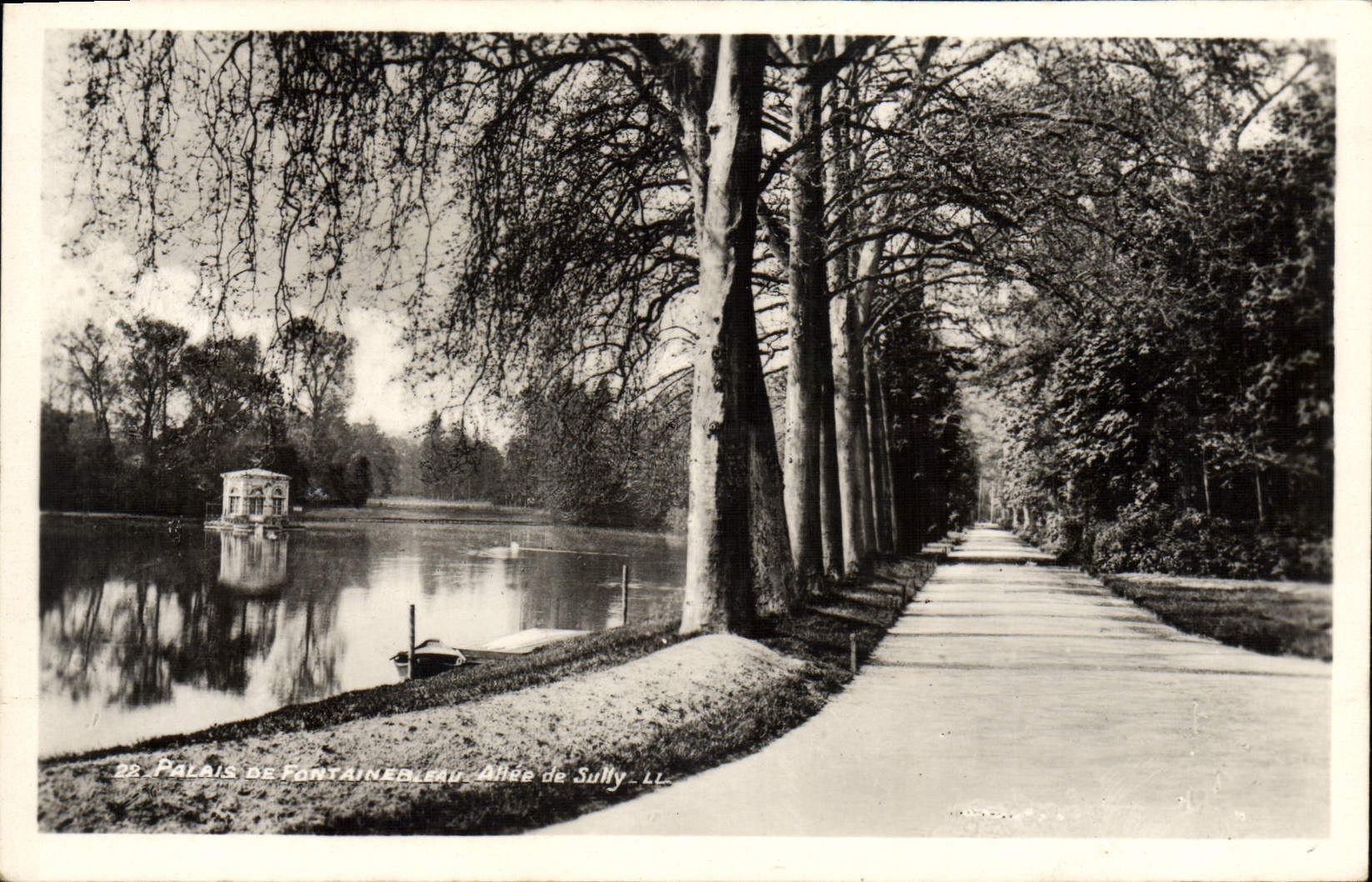 VINTAGE POSTCARD Palate De Fontainebleau Gone of sully