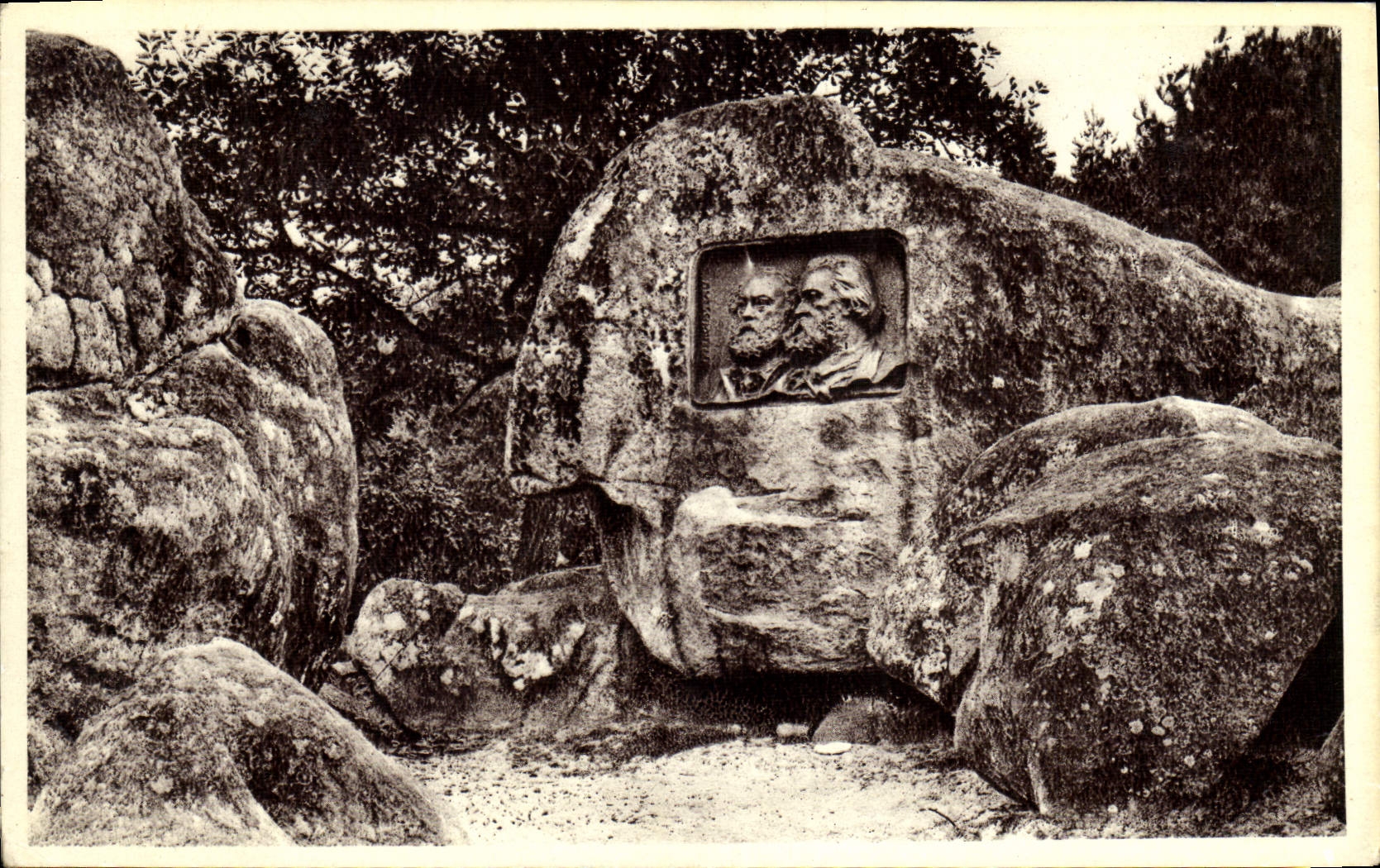 CPA Foret De Fontainebleau Rocher De Rousseau et Millet Gorges d'Apremont