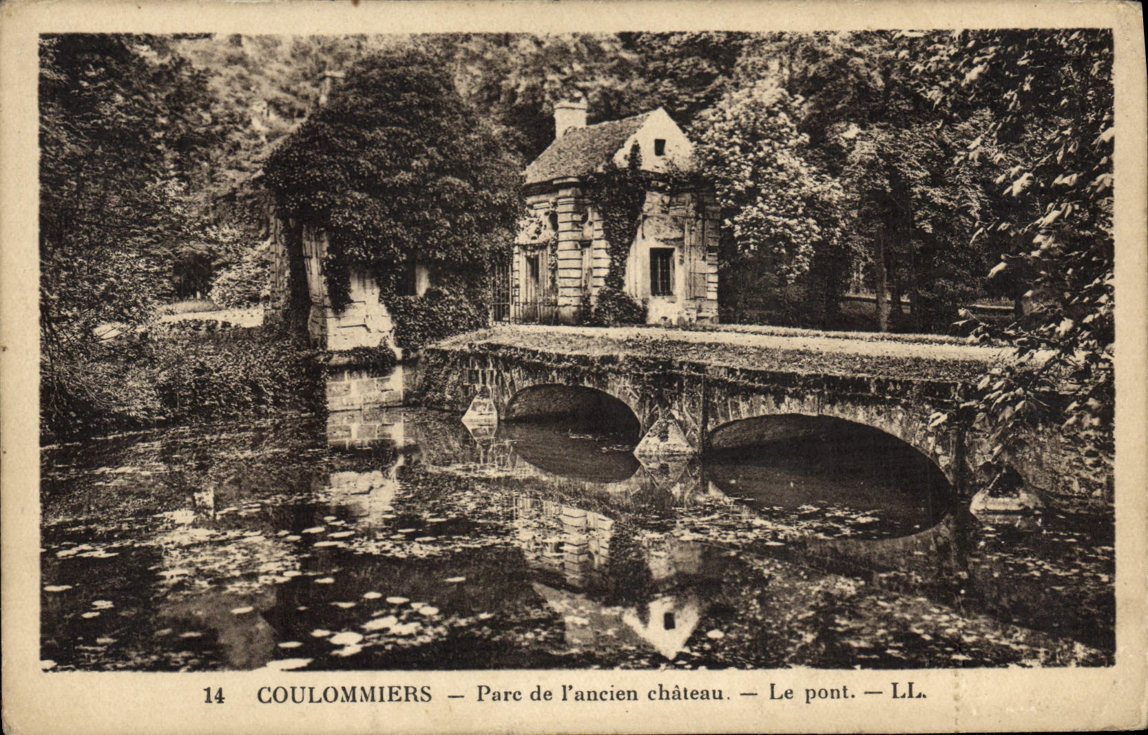 VINTAGE POSTCARD Coulommiers Park Of the Old Castle the Bridge