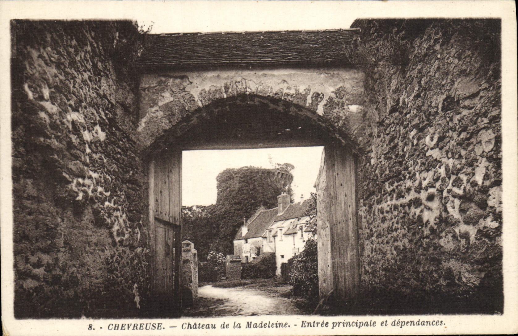 CPA Chevreuse Chateau De la Madeleine Entree Principale Et Dependances