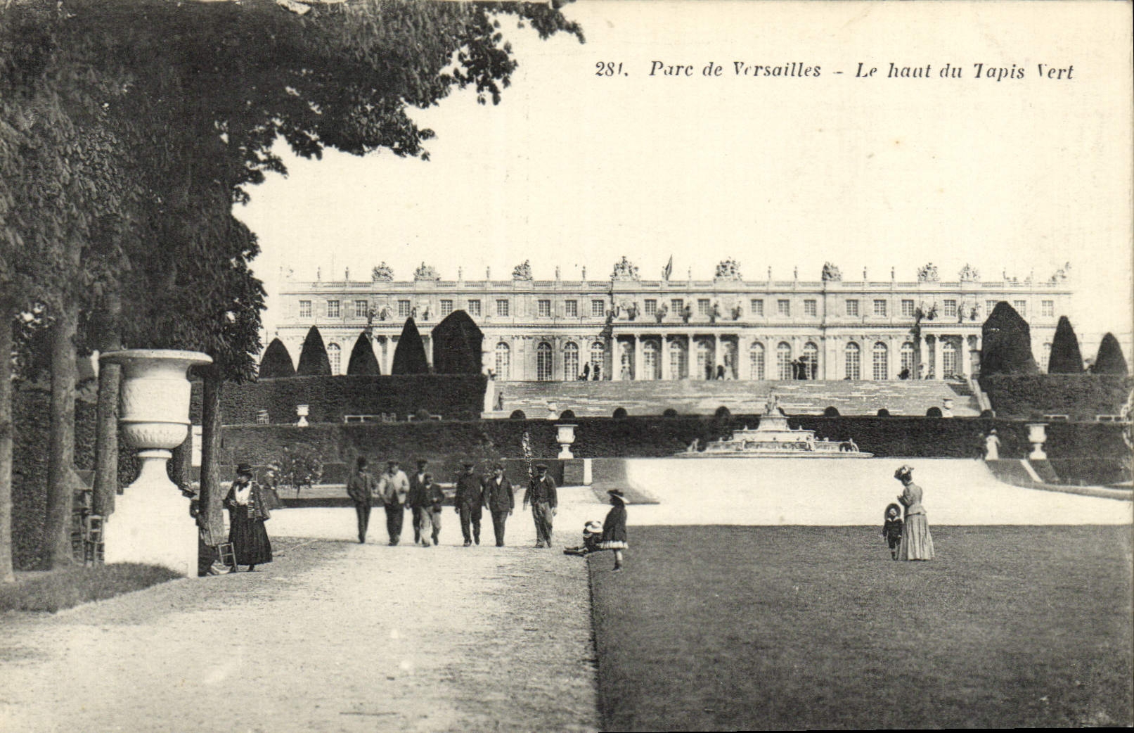 VINTAGE POSTCARD Park Of Versailles hant It of the green carpet
