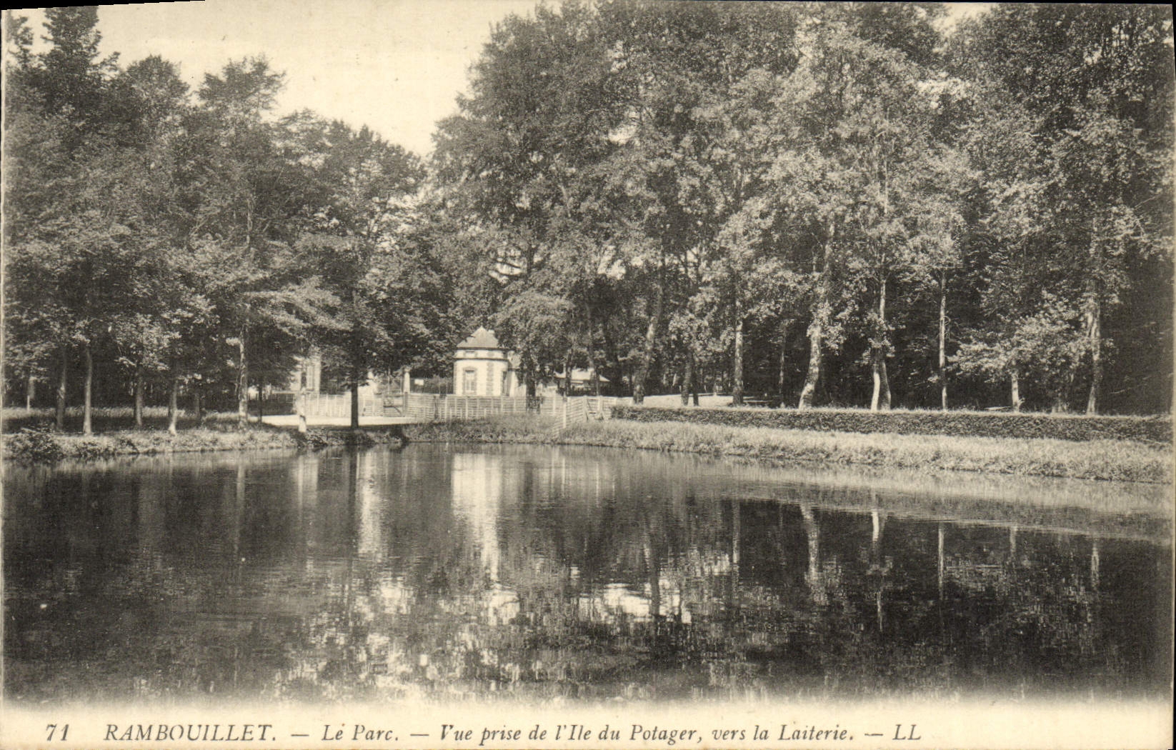 CPA Rambouillet Le Parc Vue Prise De l'Ile du potager vers la laiterie