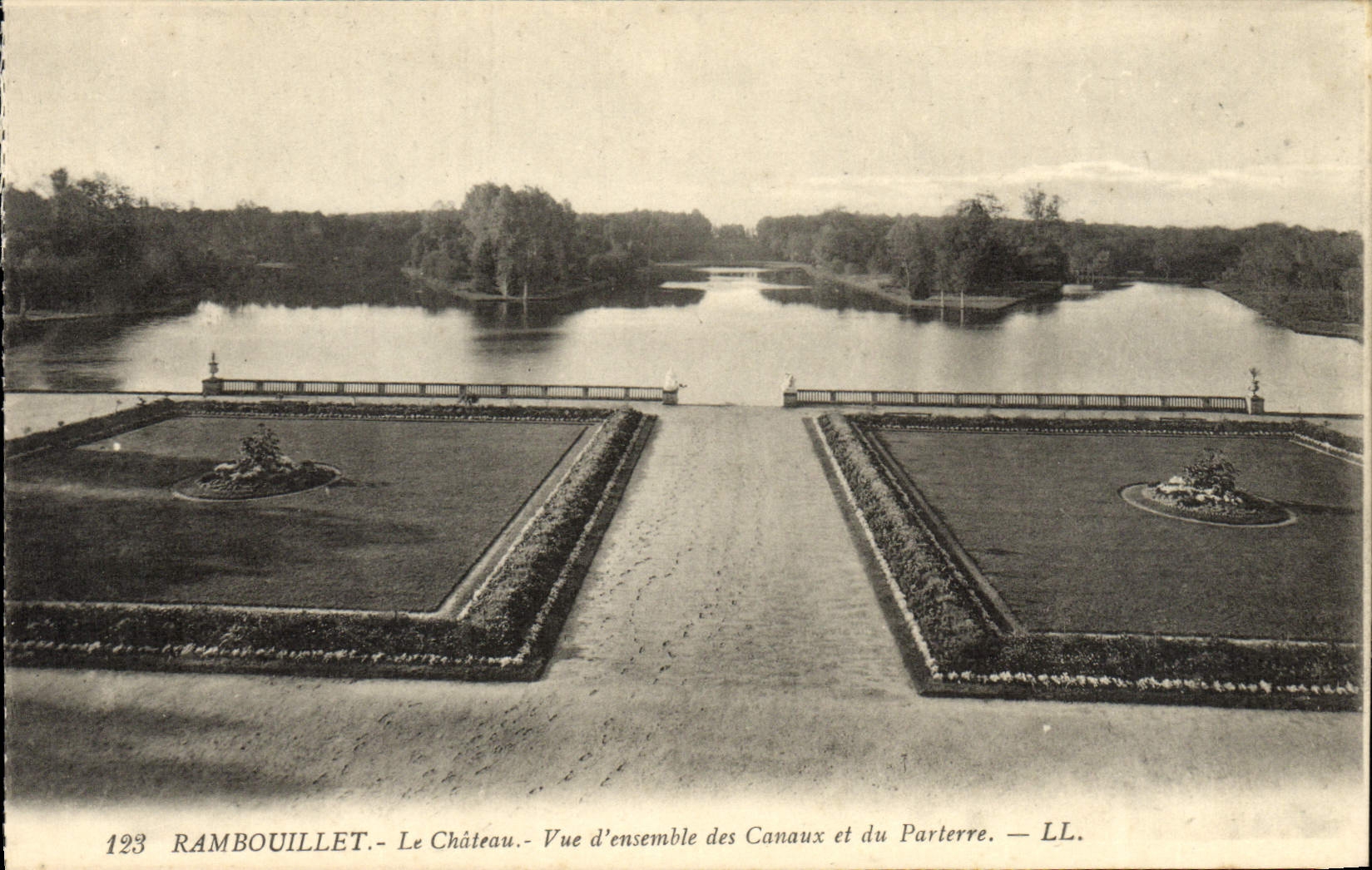 CPA Rambouillet Le chateau Vue d'ensemble des Canaux et du parterre