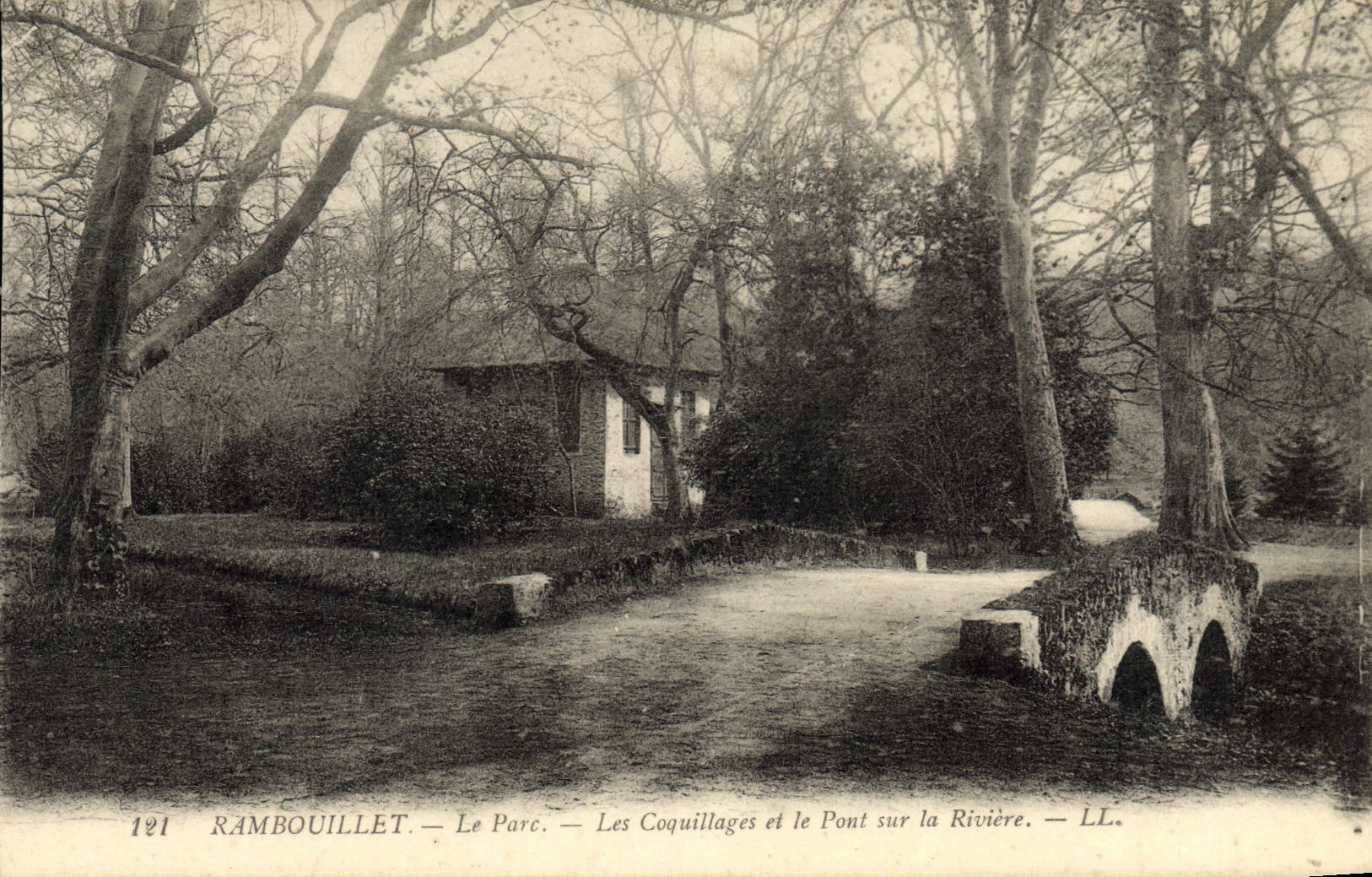 CPA Rambouillet Le Parc Les Coquillages et le pont sur la riviere