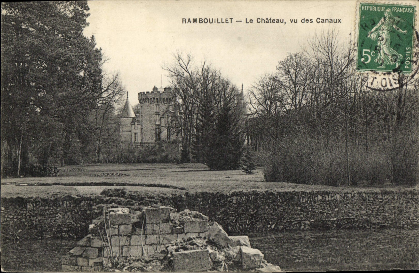 CPA Rambouillet Le Chateau Vu Des Canaux