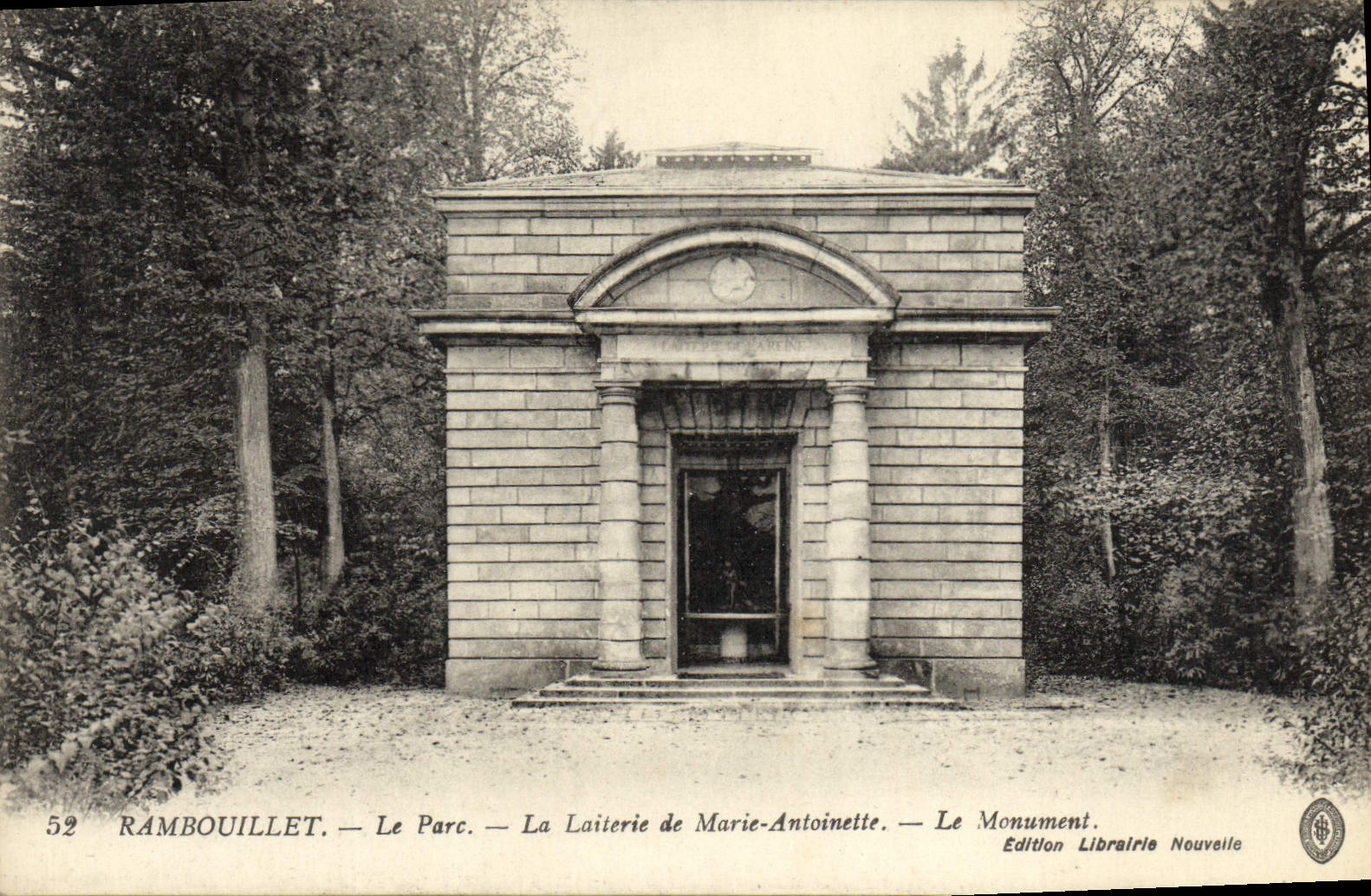 CPA Rambouillet Le Parc La Laiterie de Marie Antoinette Le monument