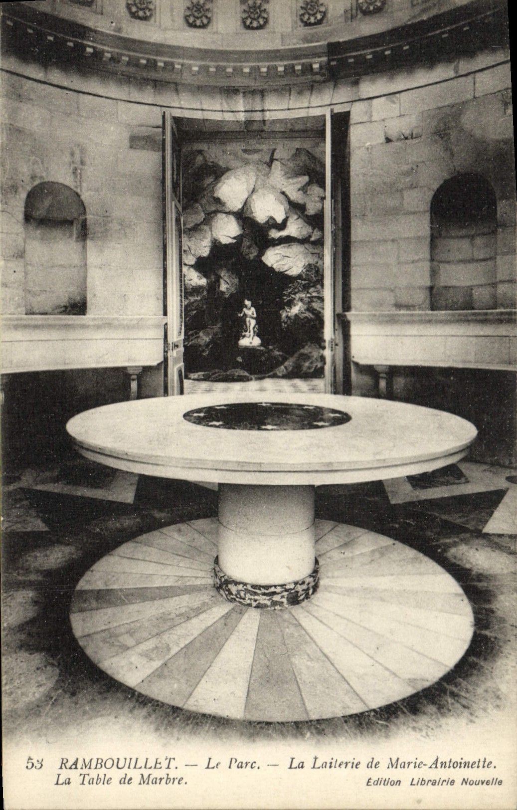 CPA Rambouillet Le Parc La Laiterie de Marie Antoinette La table de marbre