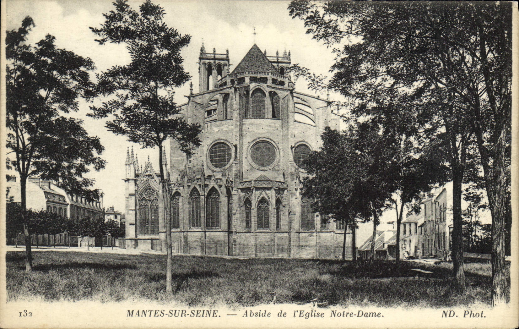 CPA Mantes sur Seine Abside De l'Eglise Notre dame